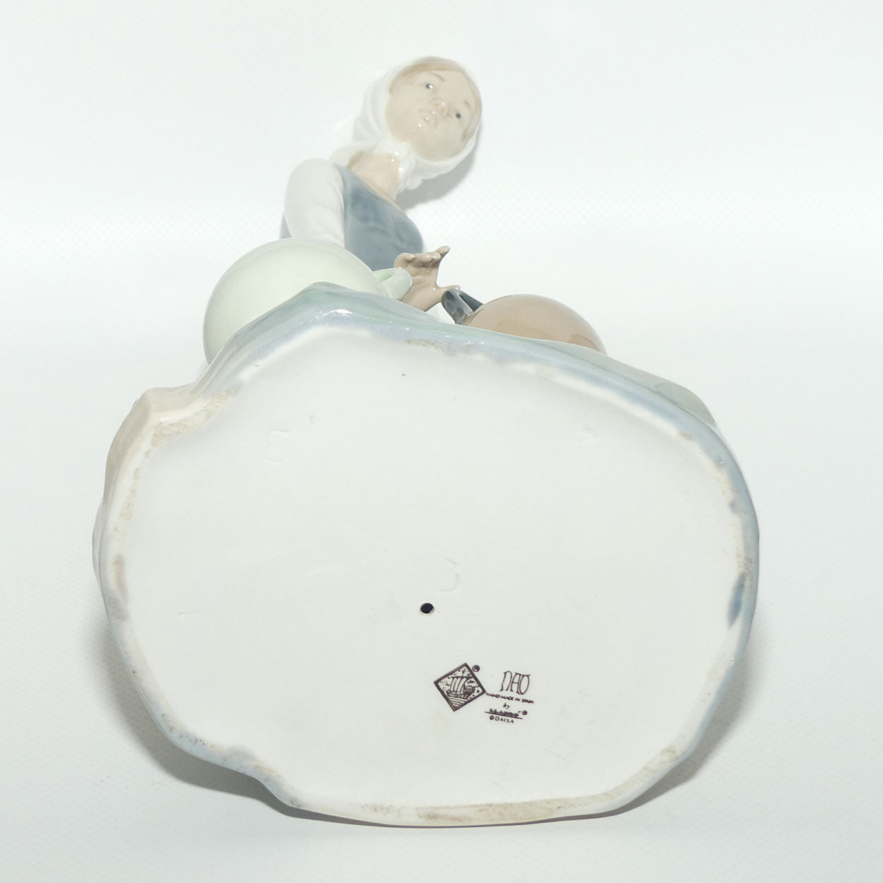 Nao by Lladro figure Girl at Fountain | #0136