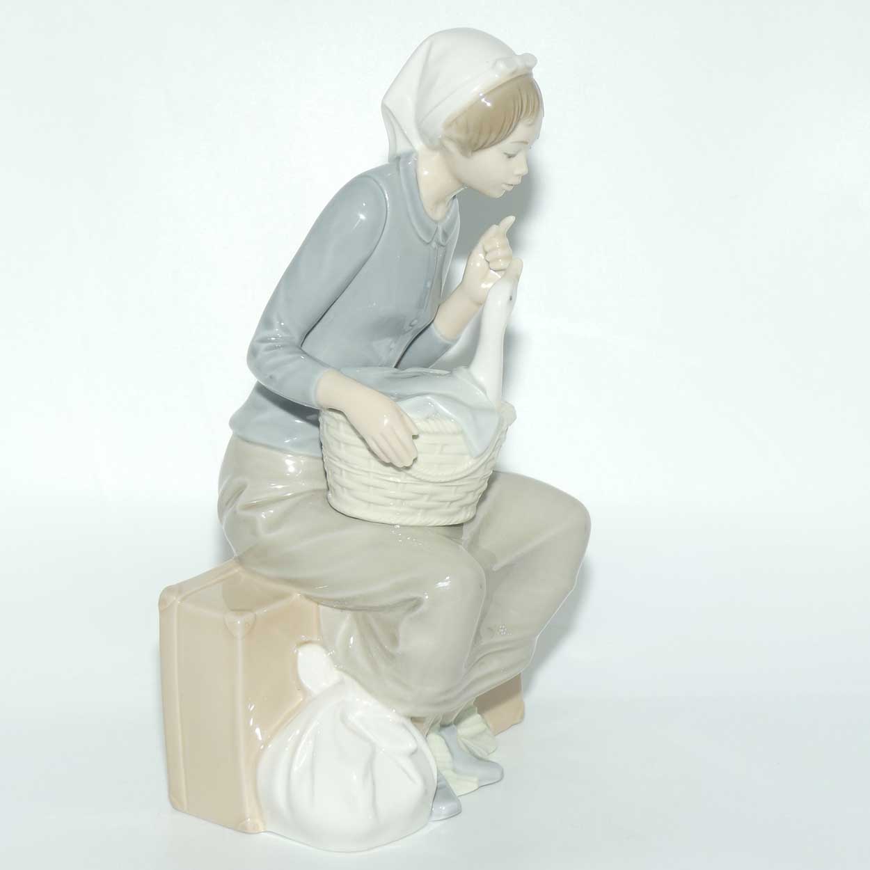 Nao by LLadro figure To the City #0141
