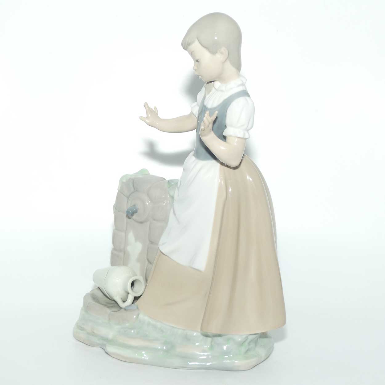 Nao by Lladro figure Girl with Broken Jar #0223