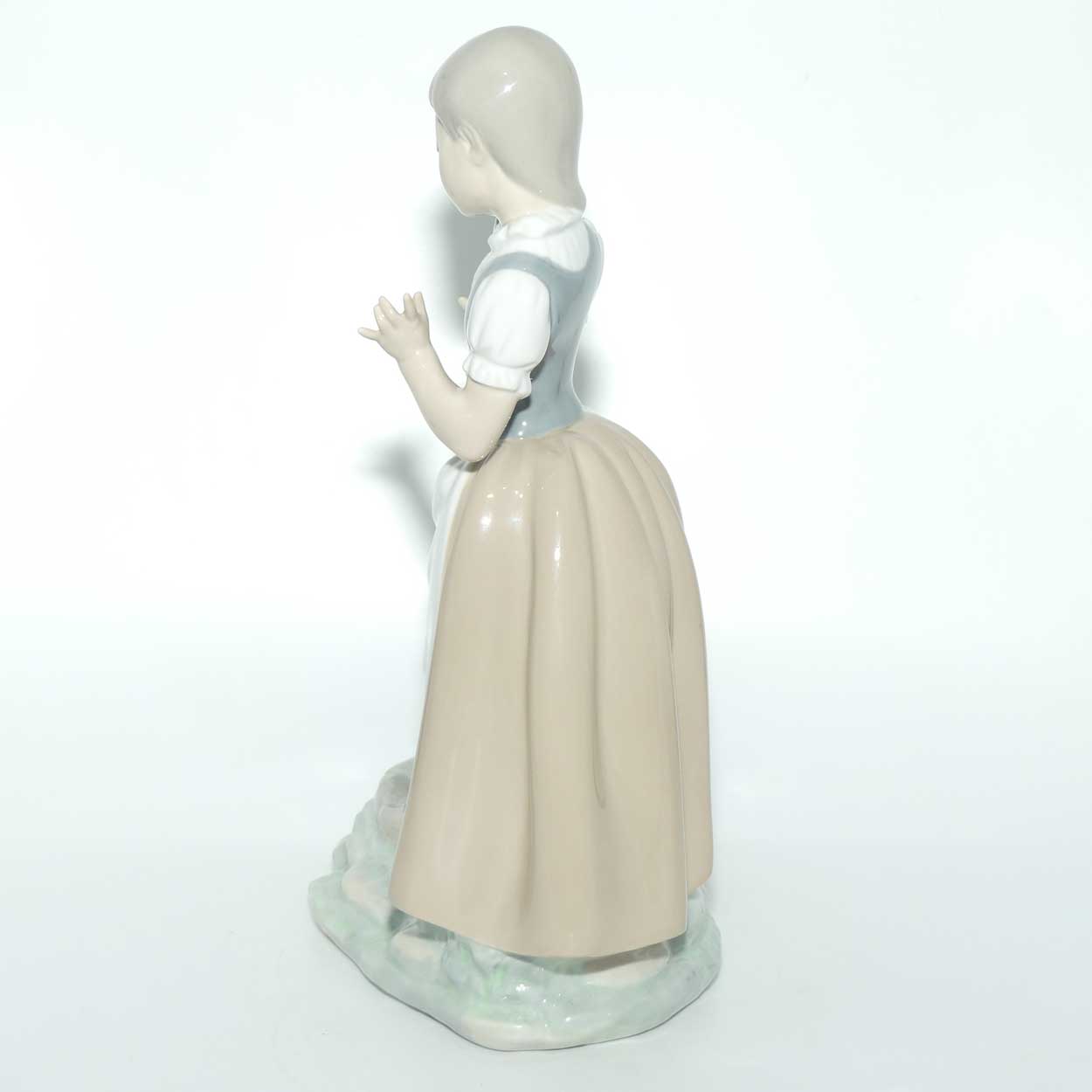 Nao by Lladro figure Girl with Broken Jar #0223