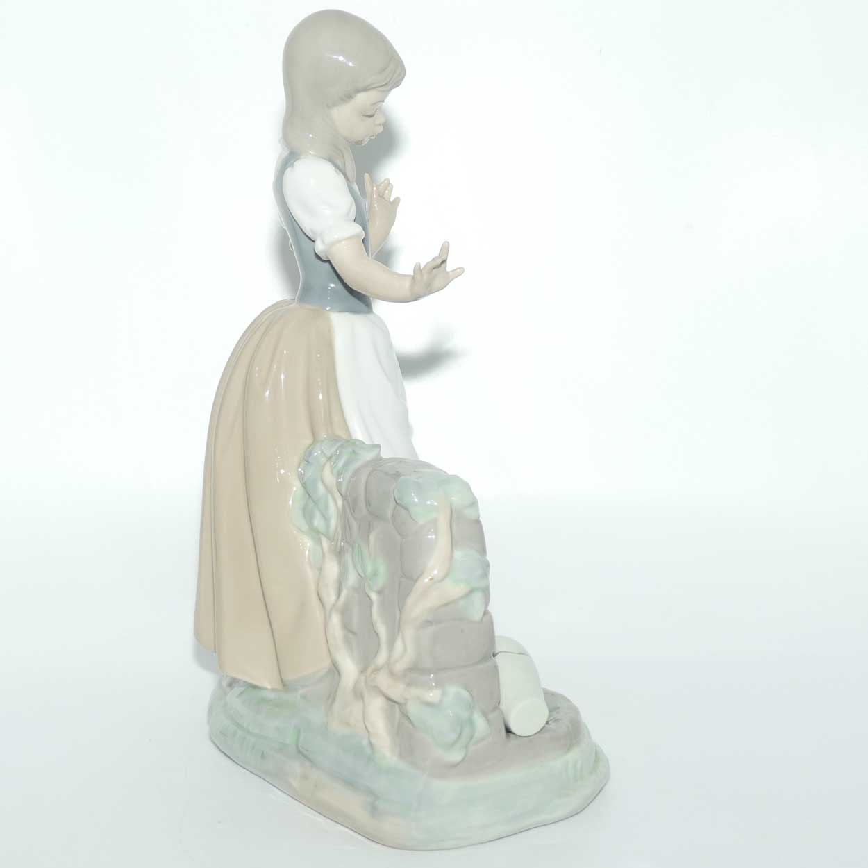 Nao by Lladro figure Girl with Broken Jar #0223