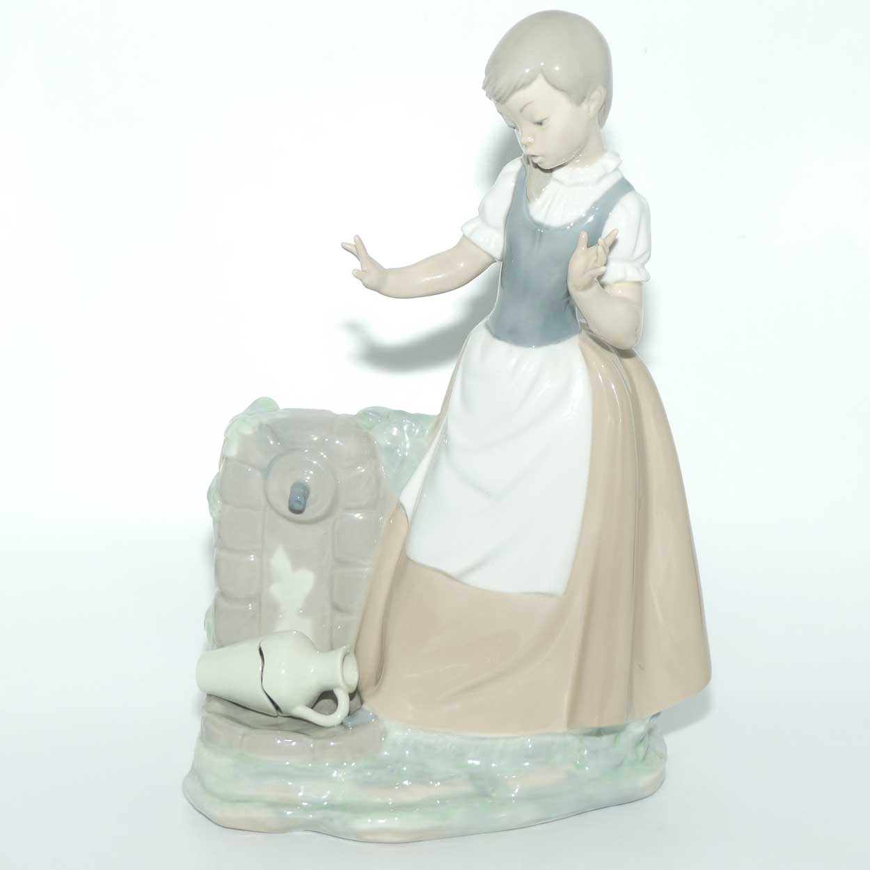 Nao by Lladro figure Girl with Broken Jar #0223