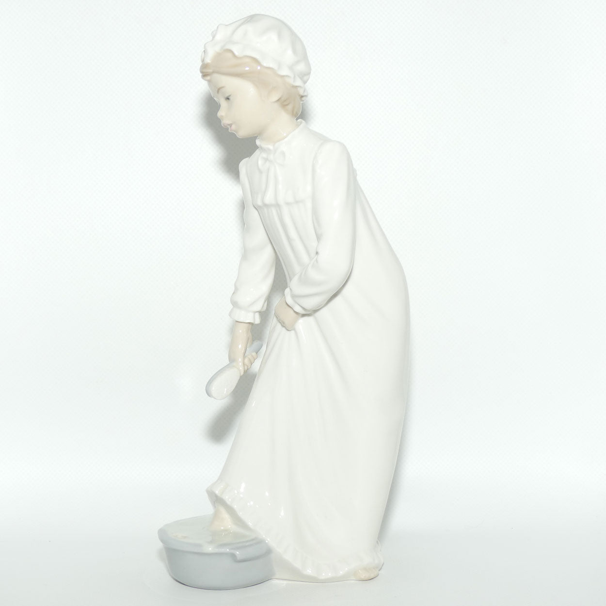 Nao by Lladro figure Girl in Nightshirt washing Feet | #0231