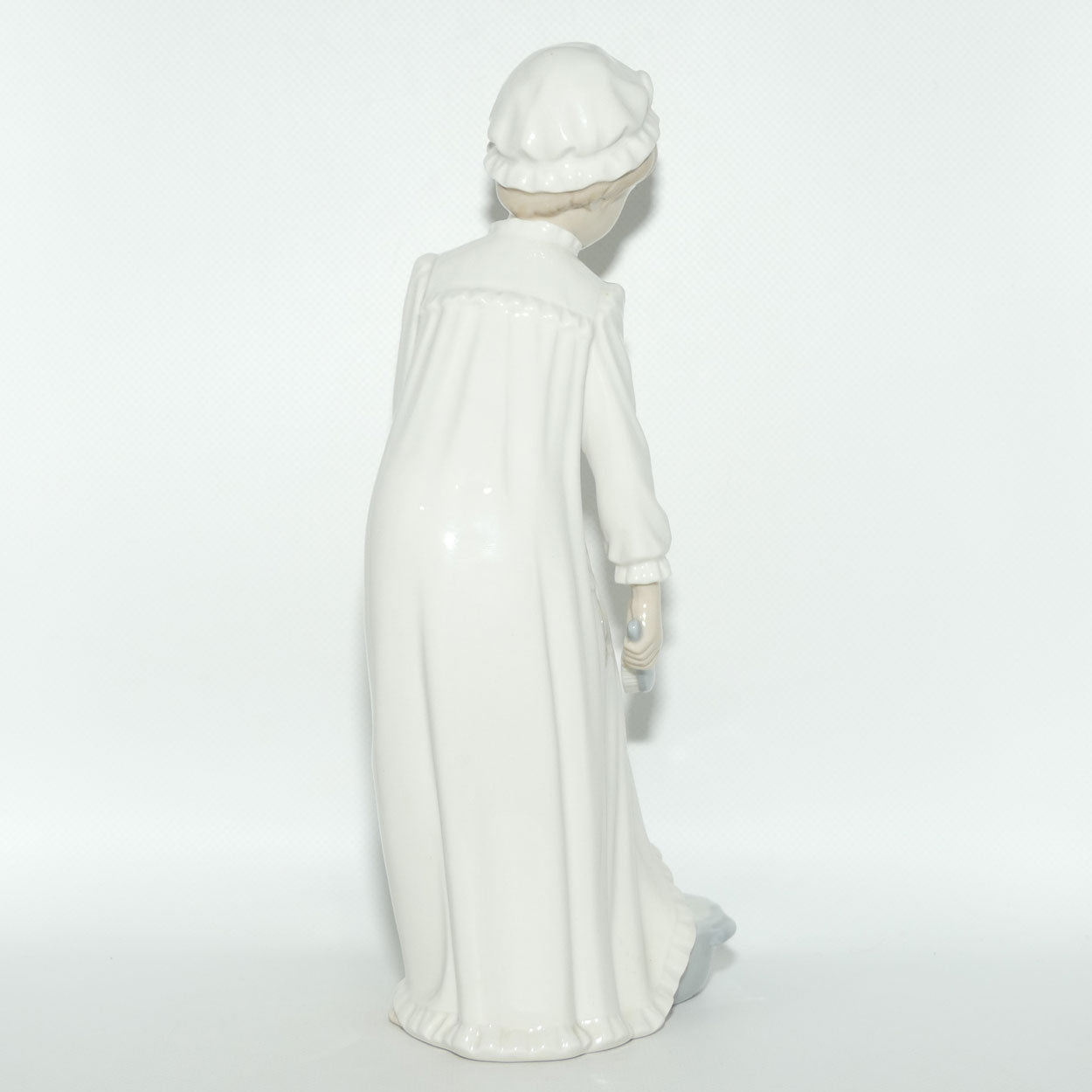 Nao by Lladro figure Girl in Nightshirt washing Feet | #0231