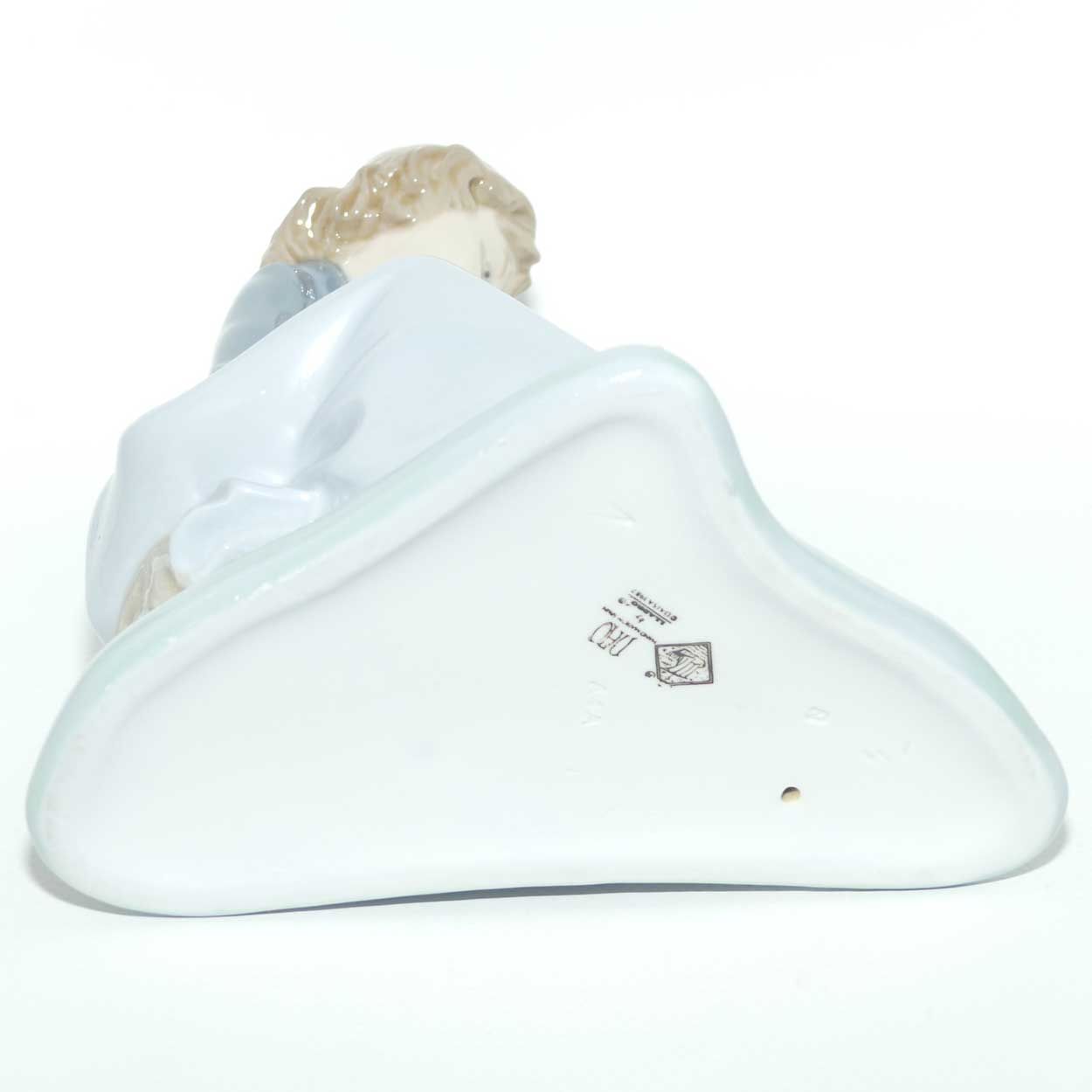 Nao by Lladro figure Young Girl with 3 Rabbits | 1026