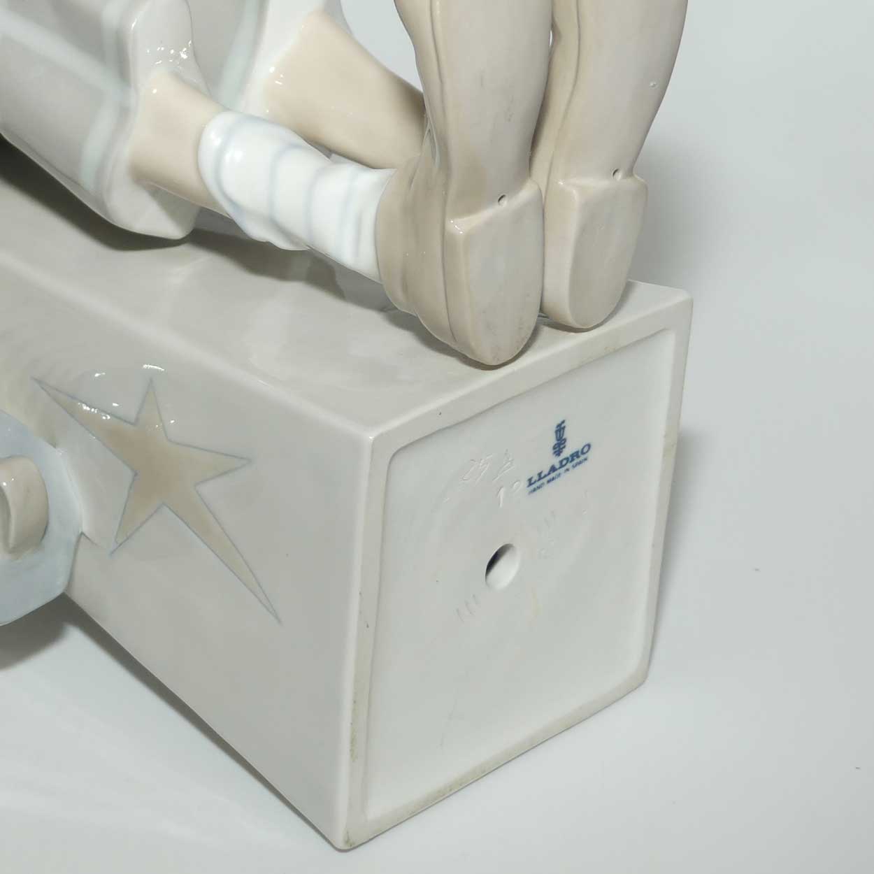 Lladro figure Clown with Concertina | Gloss | #1027