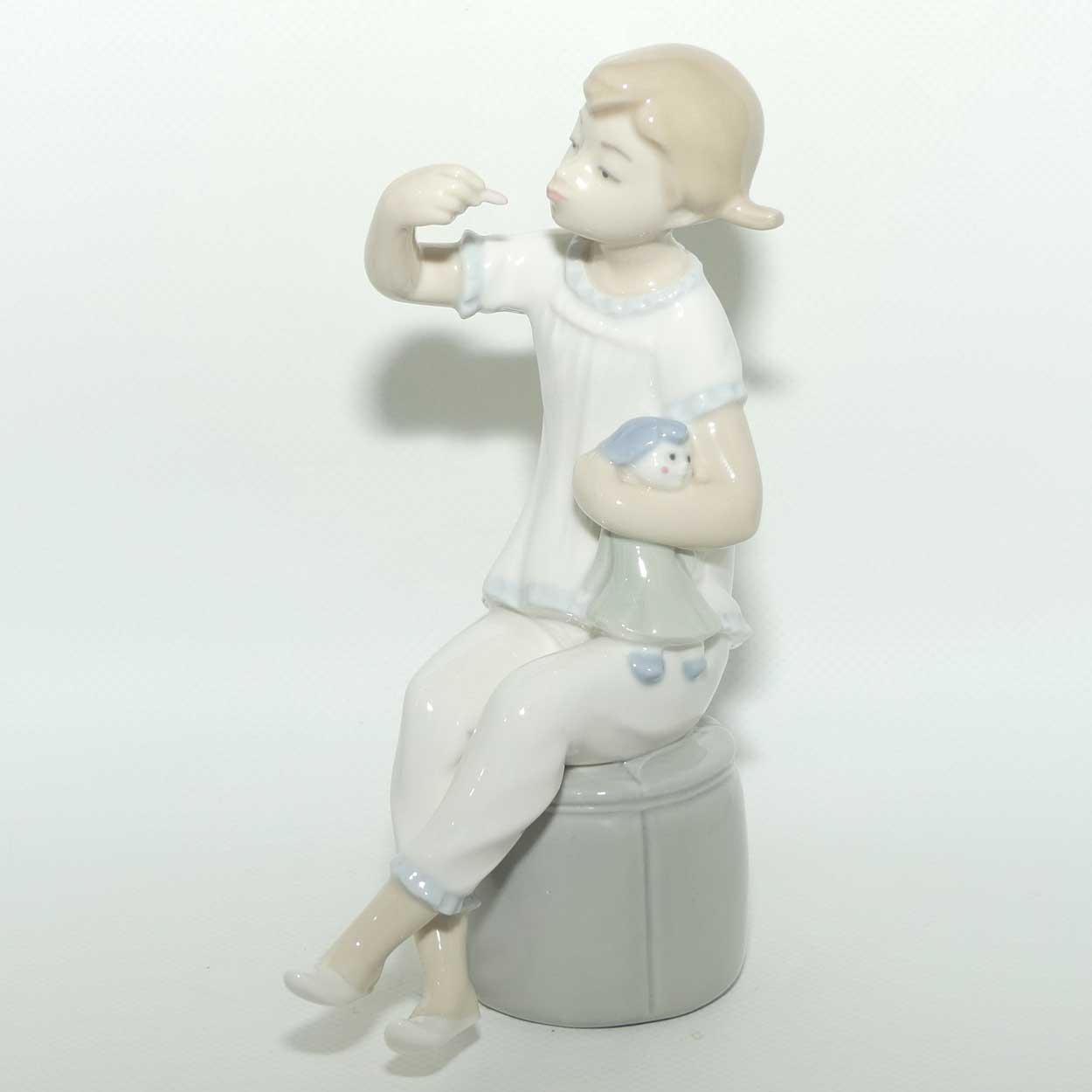 Lladro figure Girl with Doll | Putting on Lipstick #1083