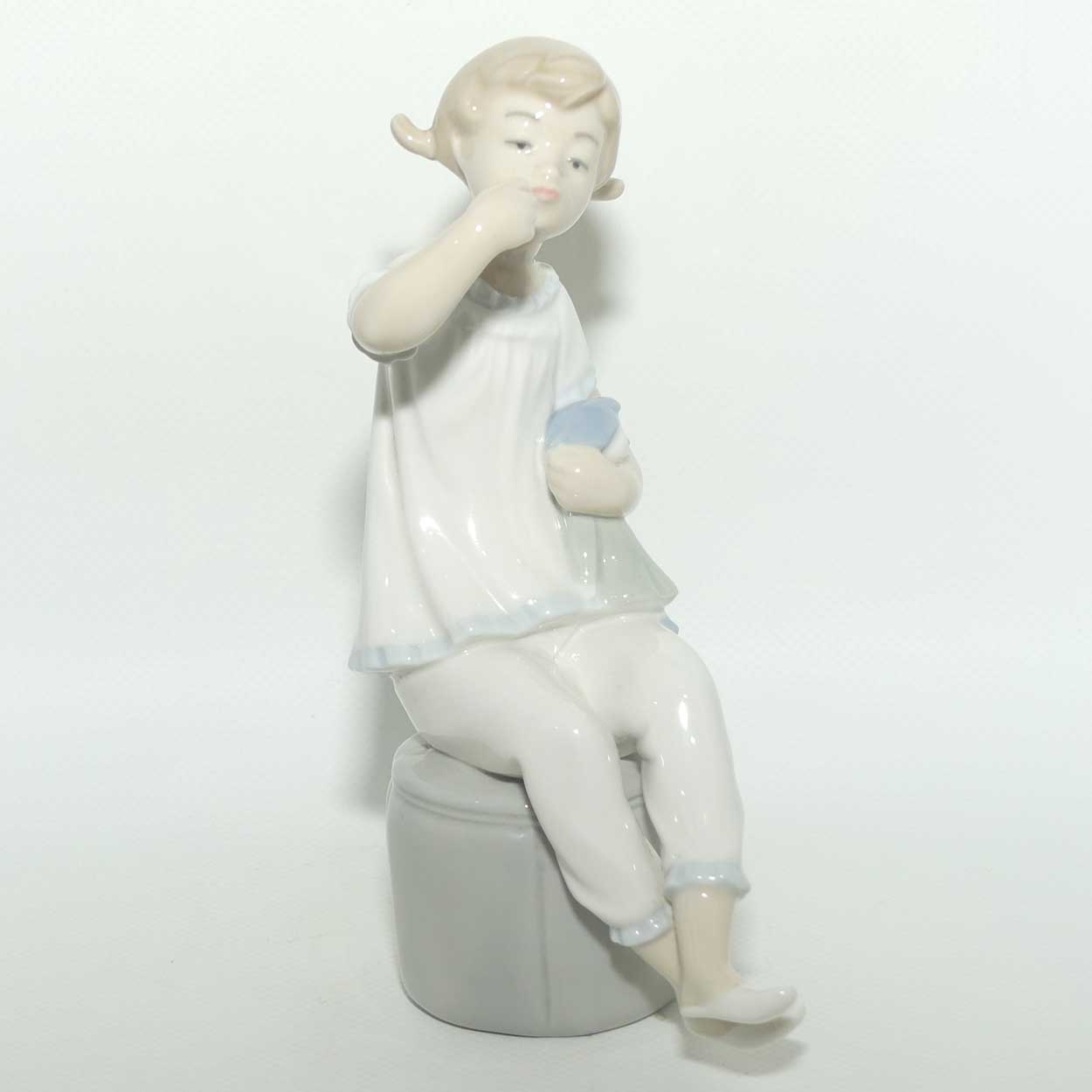 Lladro figure Girl with Doll | Putting on Lipstick #1083