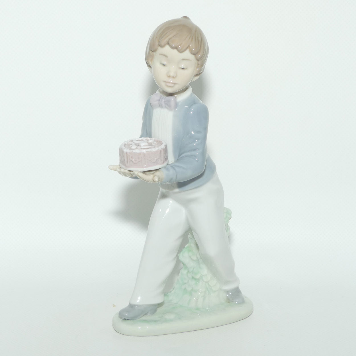 Nao by Lladro figure Birthday Surprise | Boy with Birthday Cake | #1131