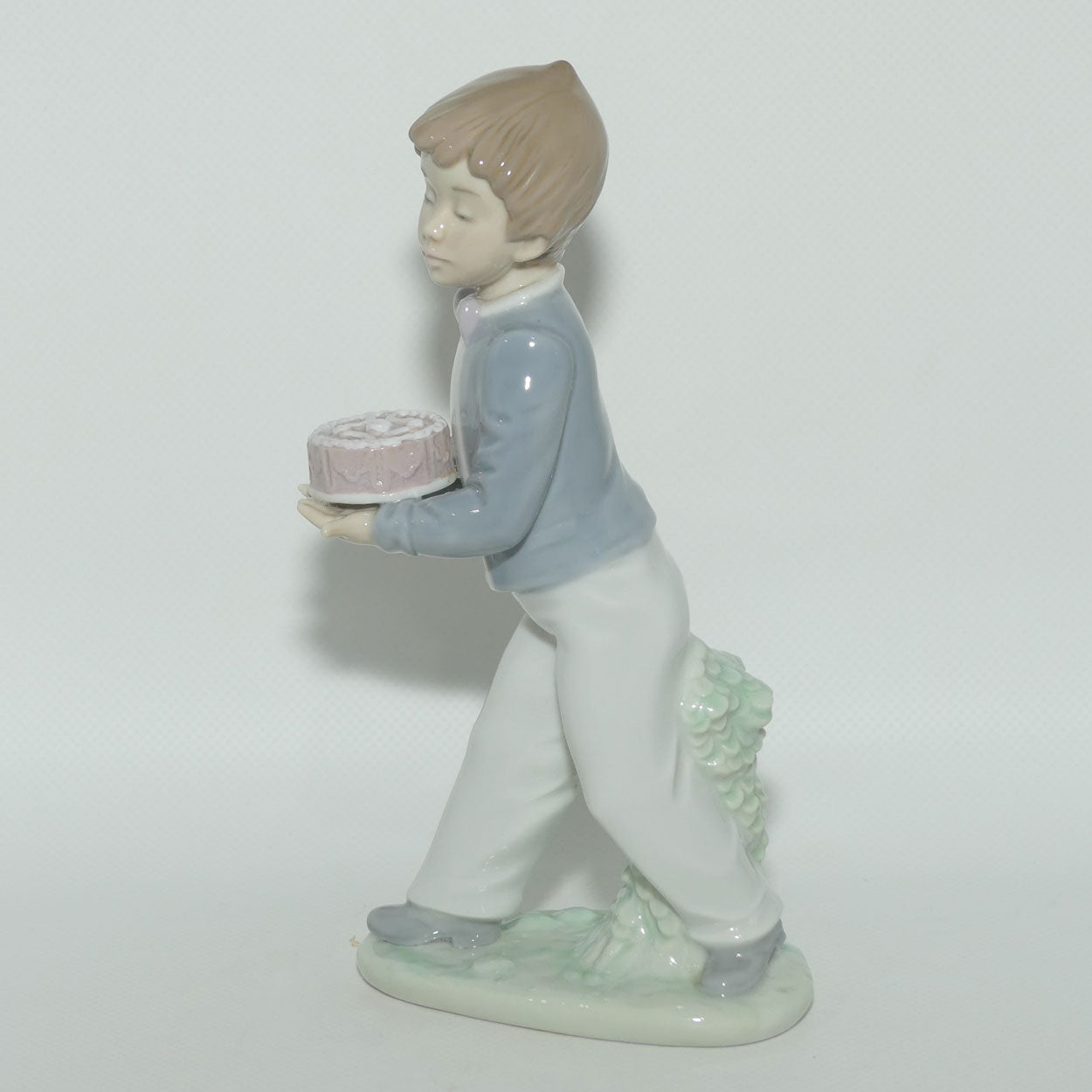 Nao by Lladro figure Birthday Surprise | Boy with Birthday Cake | #1131