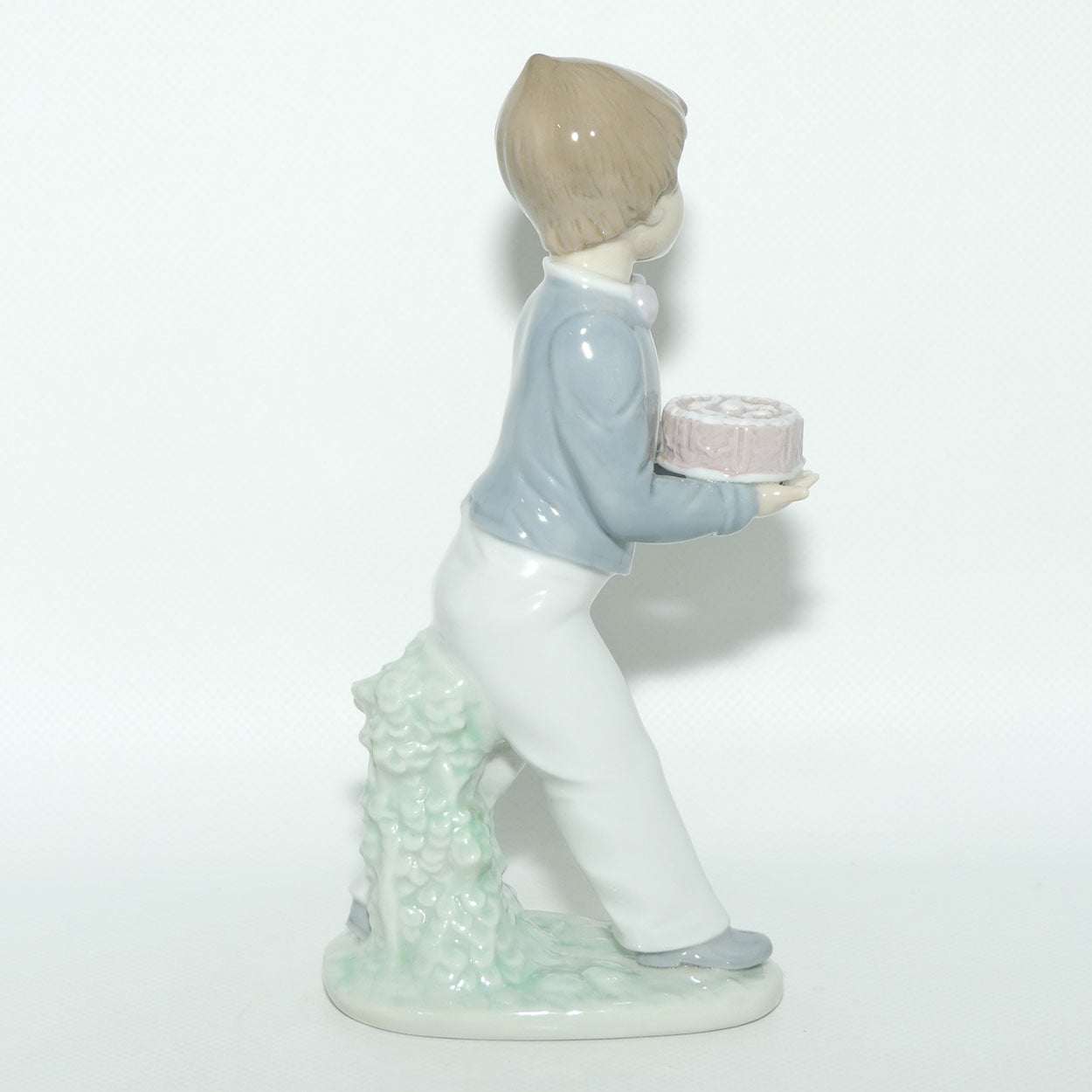 Nao by Lladro figure Birthday Surprise | Boy with Birthday Cake | #1131