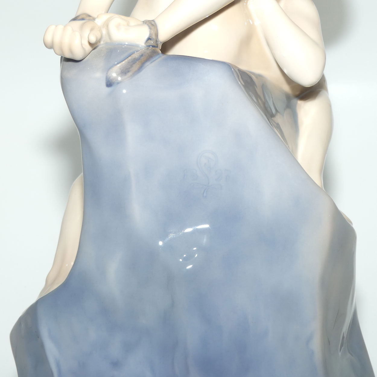 Royal Copenhagen figure 1132 | The Wave and the Rock