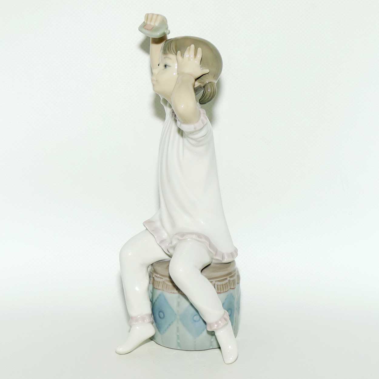 Lladro figure Girl Shampooing #1148
