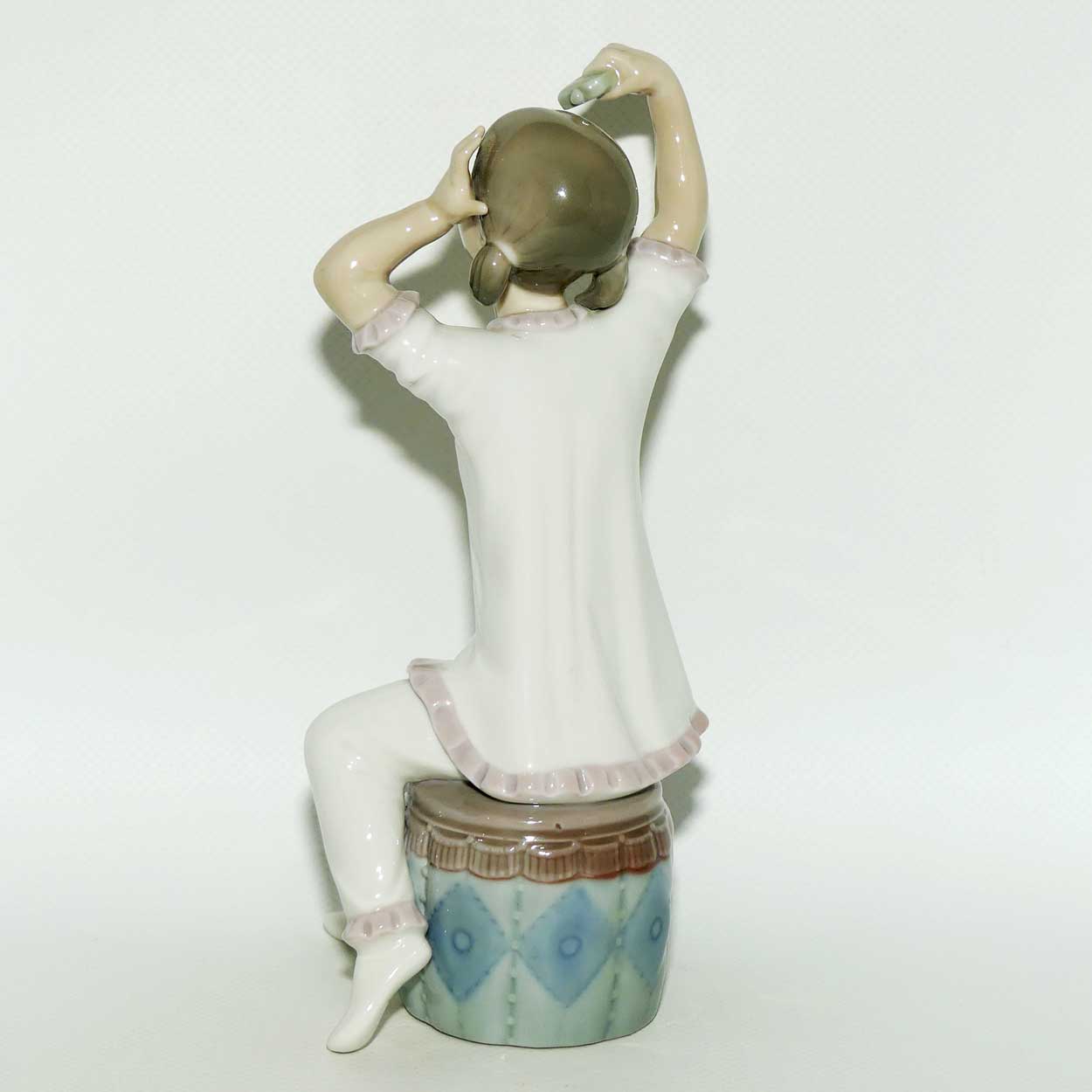 Lladro figure Girl Shampooing #1148