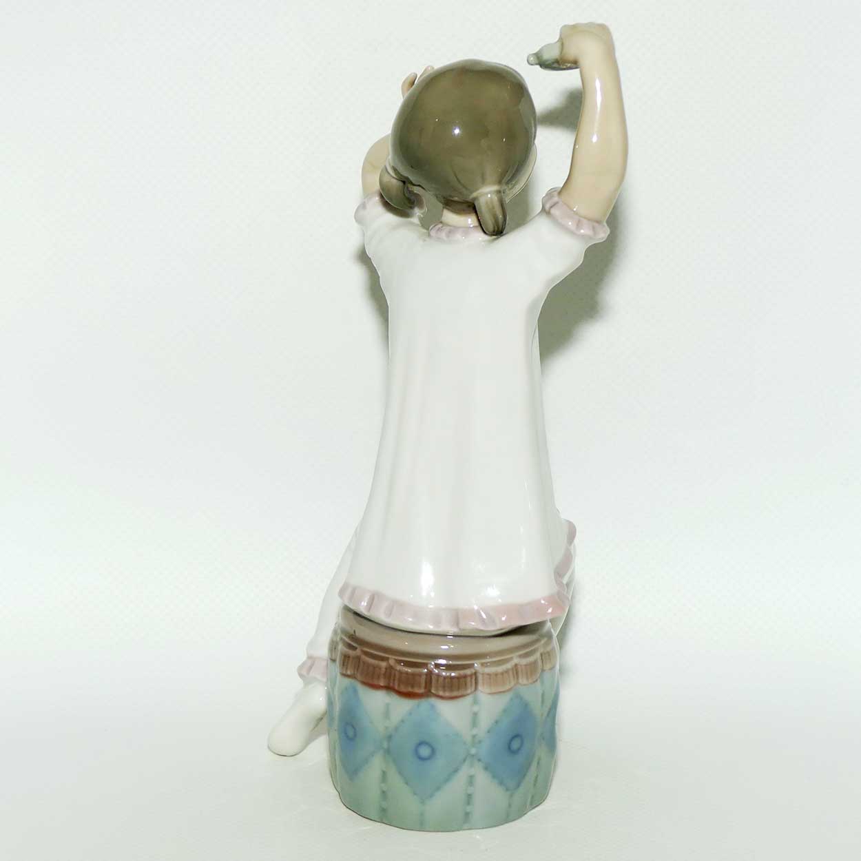 Lladro figure Girl Shampooing #1148