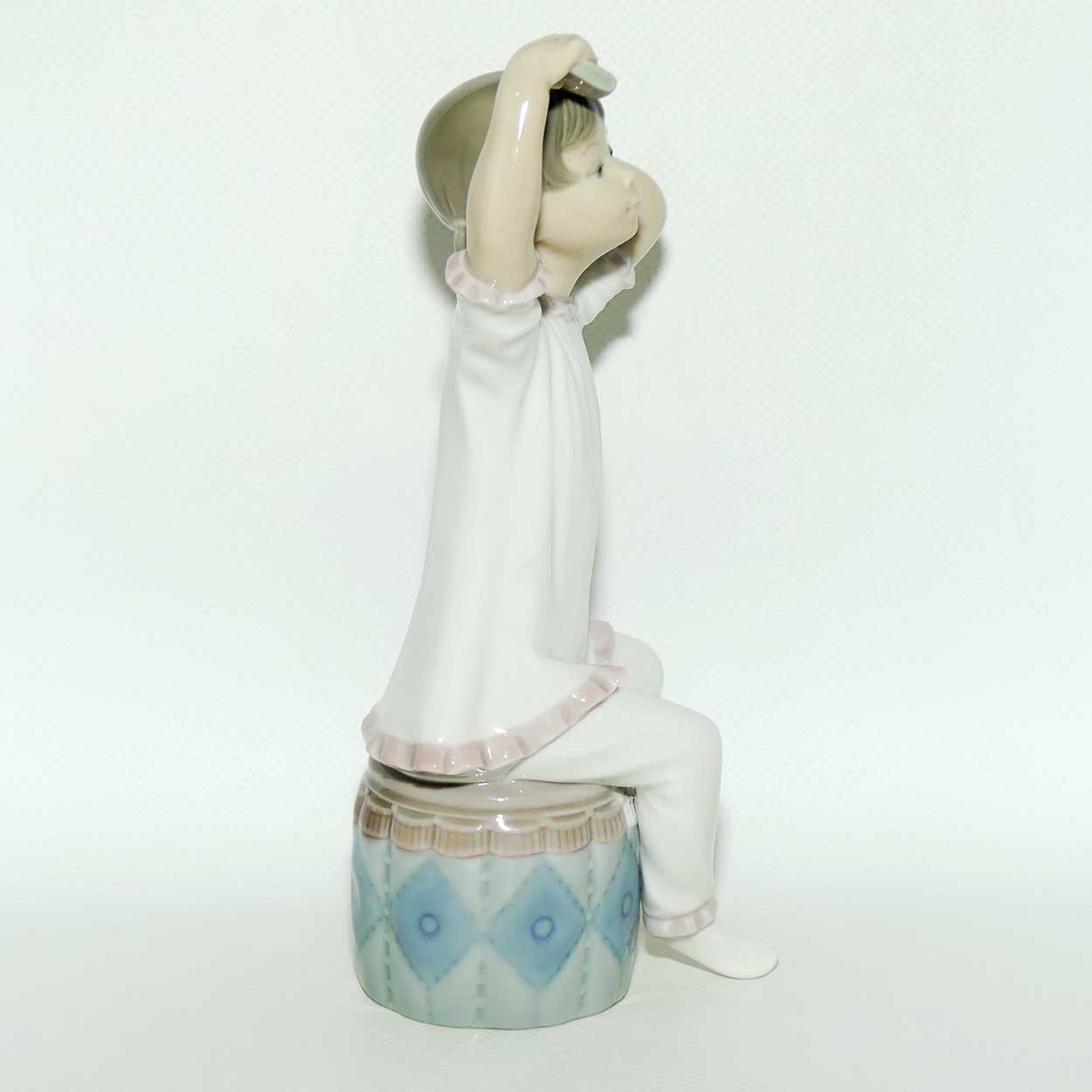 Lladro figure Girl Shampooing #1148