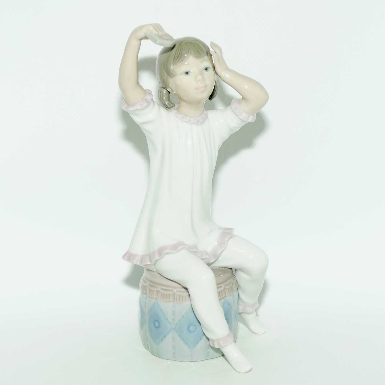 Lladro figure Girl Shampooing #1148