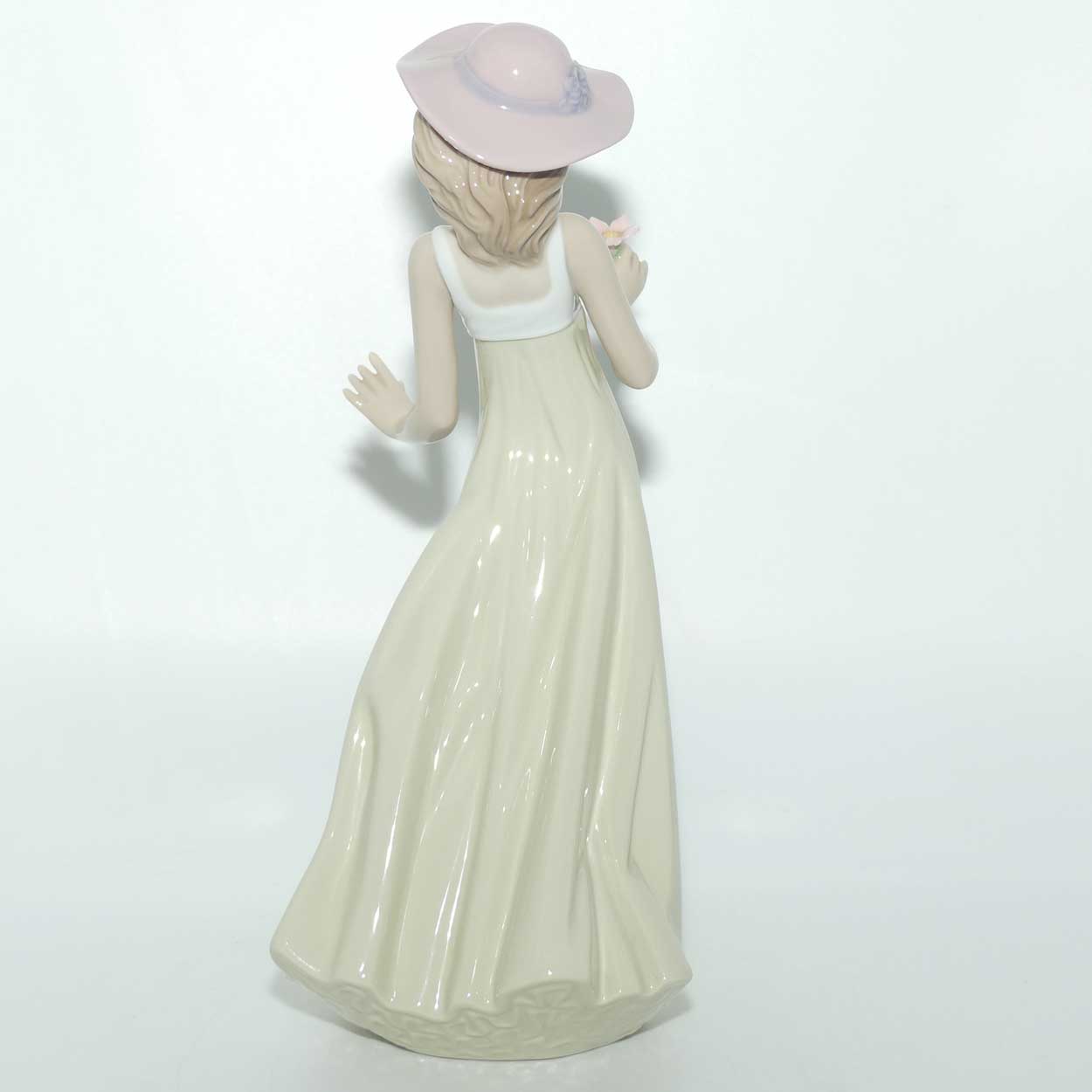 Nao by Lladro figure Gentle Breeze #1158