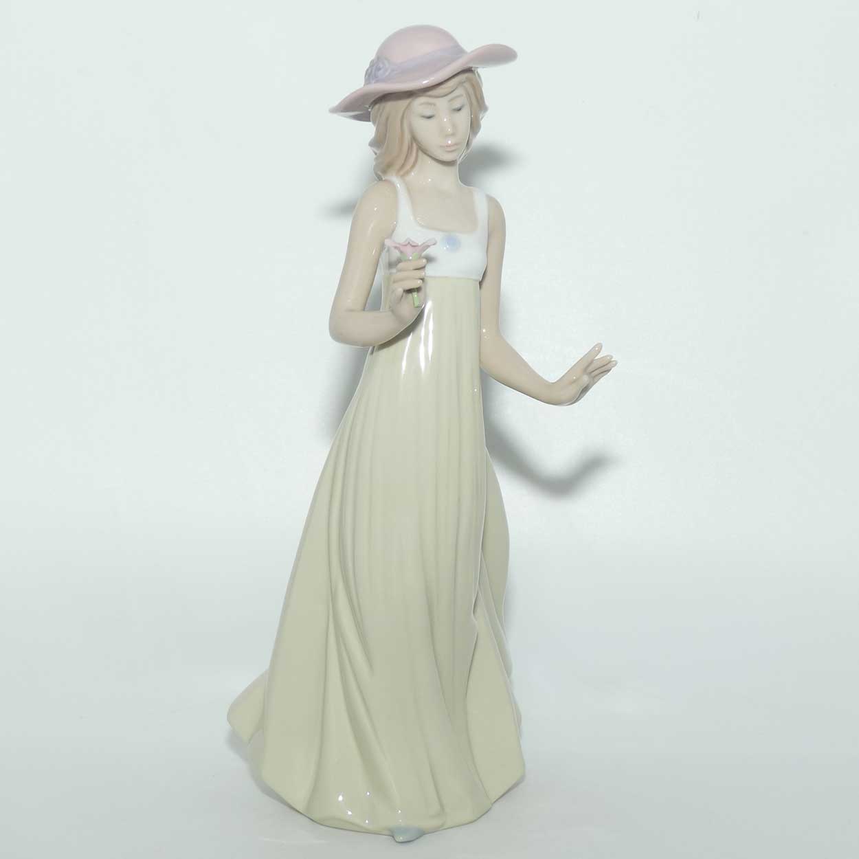 Nao by Lladro figure Gentle Breeze #1158