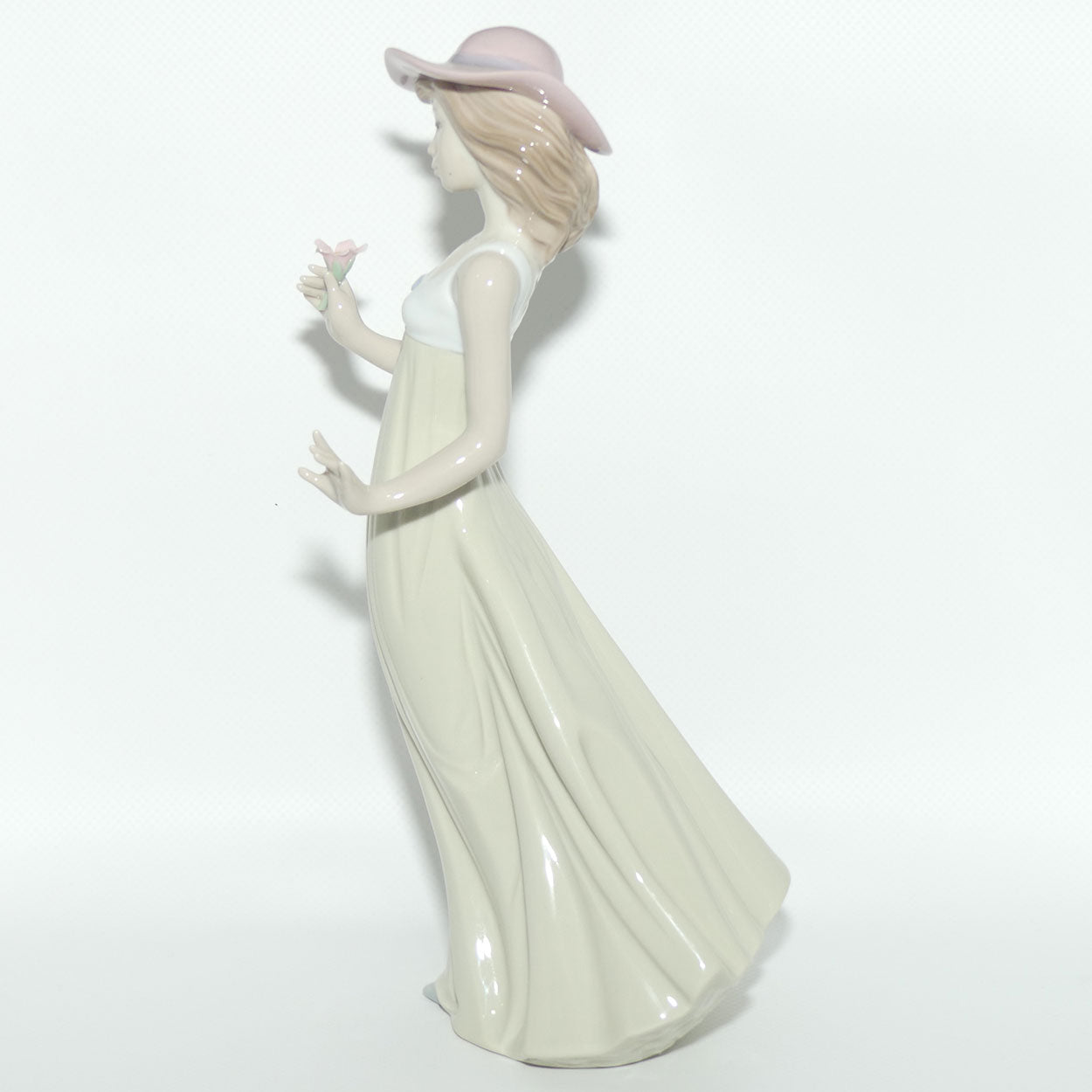 Nao by Lladro figure Gentle Breeze | #1158 | boxed