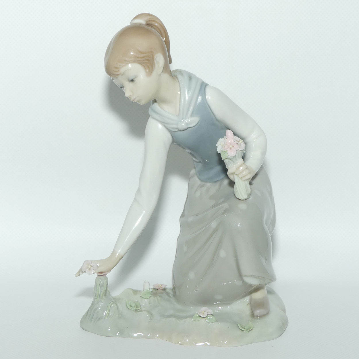 Lladro figure Girl with Flowers #1172