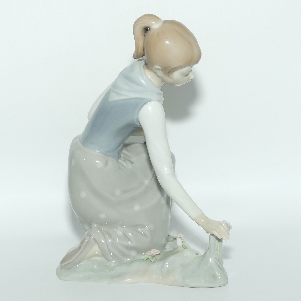 Lladro figure Girl with Flowers #1172