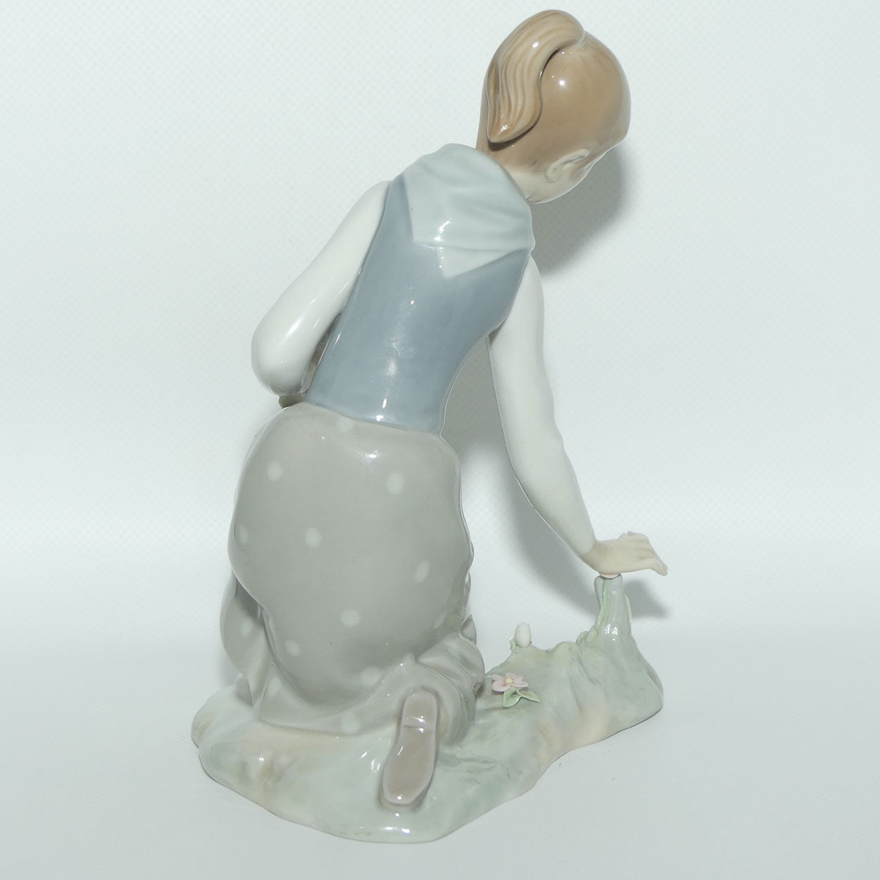 Lladro figure Girl with Flowers #1172