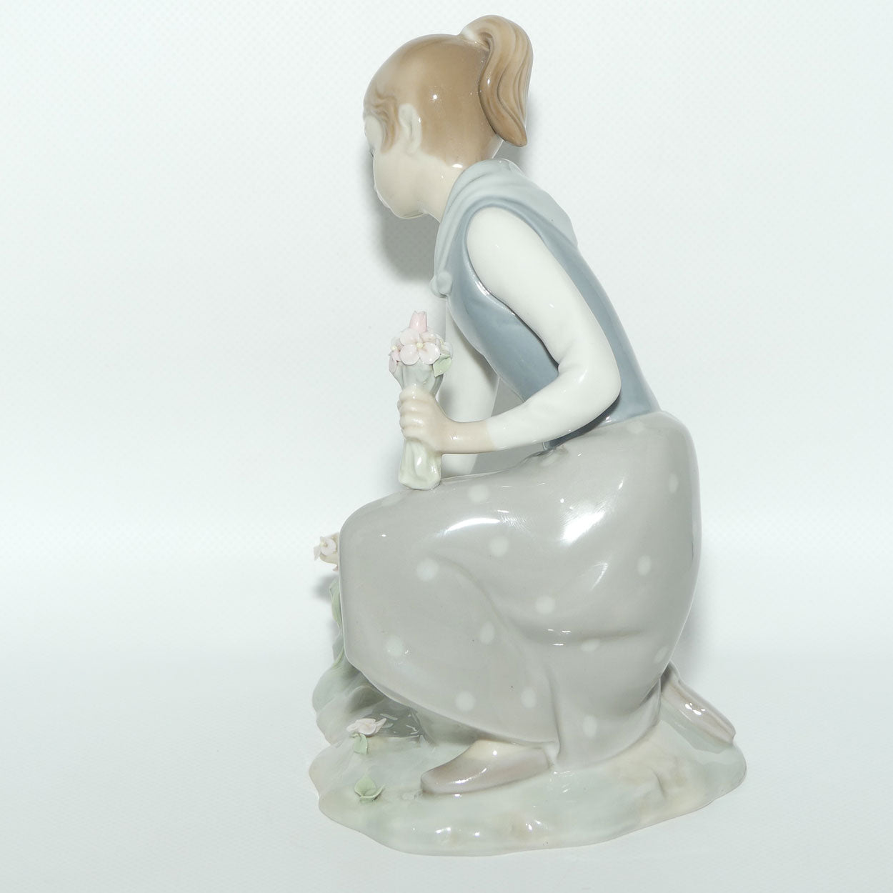 Lladro figure Girl with Flowers #1172