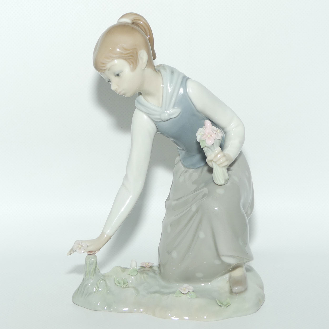Lladro figure Girl with Flowers #1172