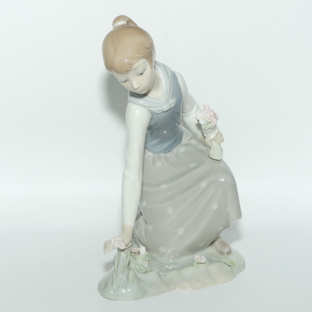 Lladro figure Girl with Flowers #1172