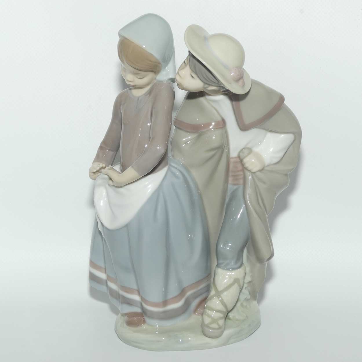 Lladro figure Little Couple Kissing | Gloss | #1188