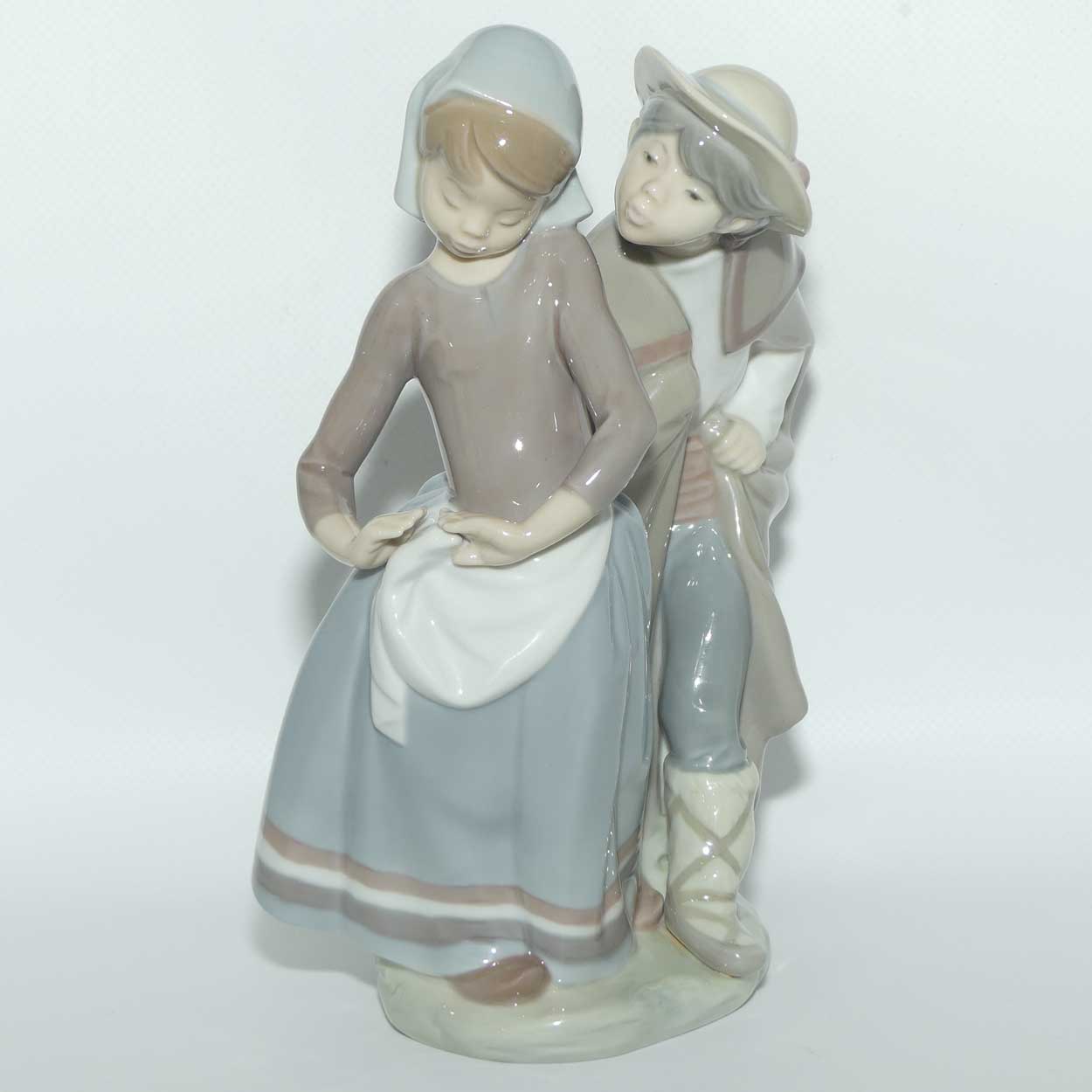 Lladro figure Little Couple Kissing | Gloss | #1188