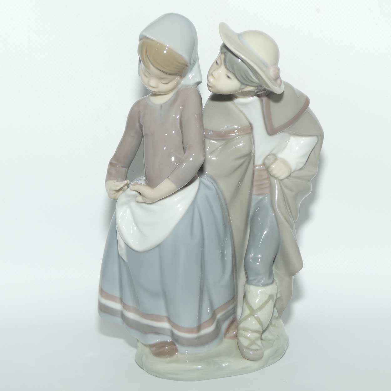 Lladro figure Little Couple Kissing | Gloss | #1188