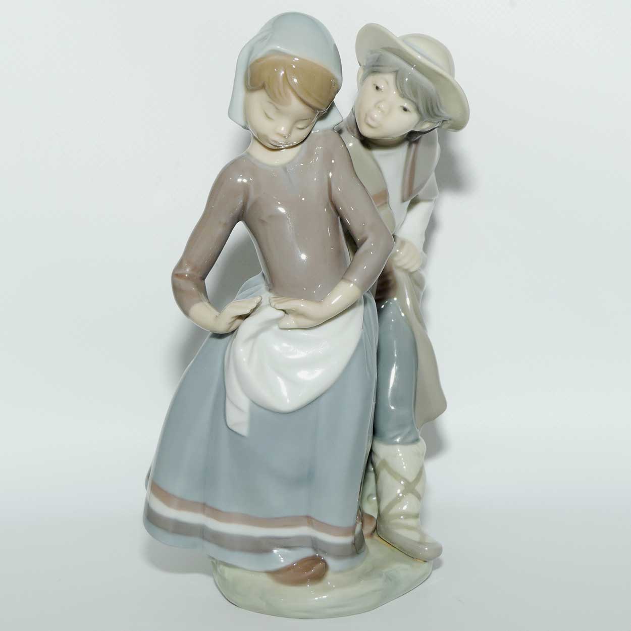Lladro figure Little Couple Kissing | Gloss | #1188
