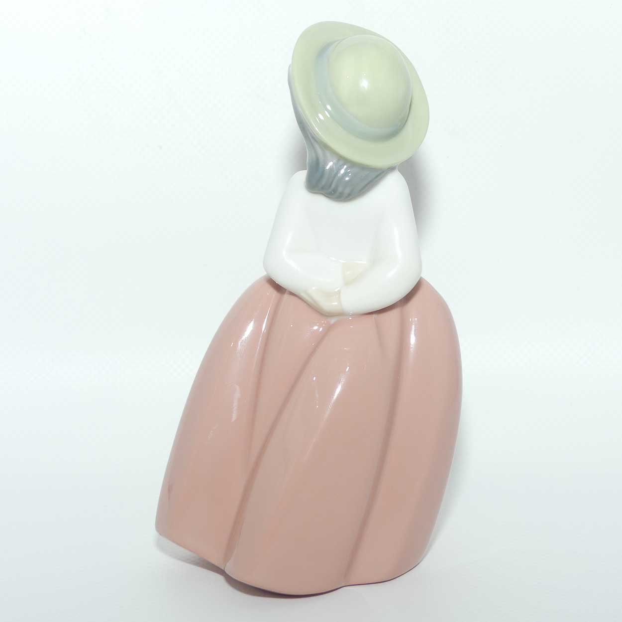 Nao by Lladro figure Girl on a Placid Walk | #1291