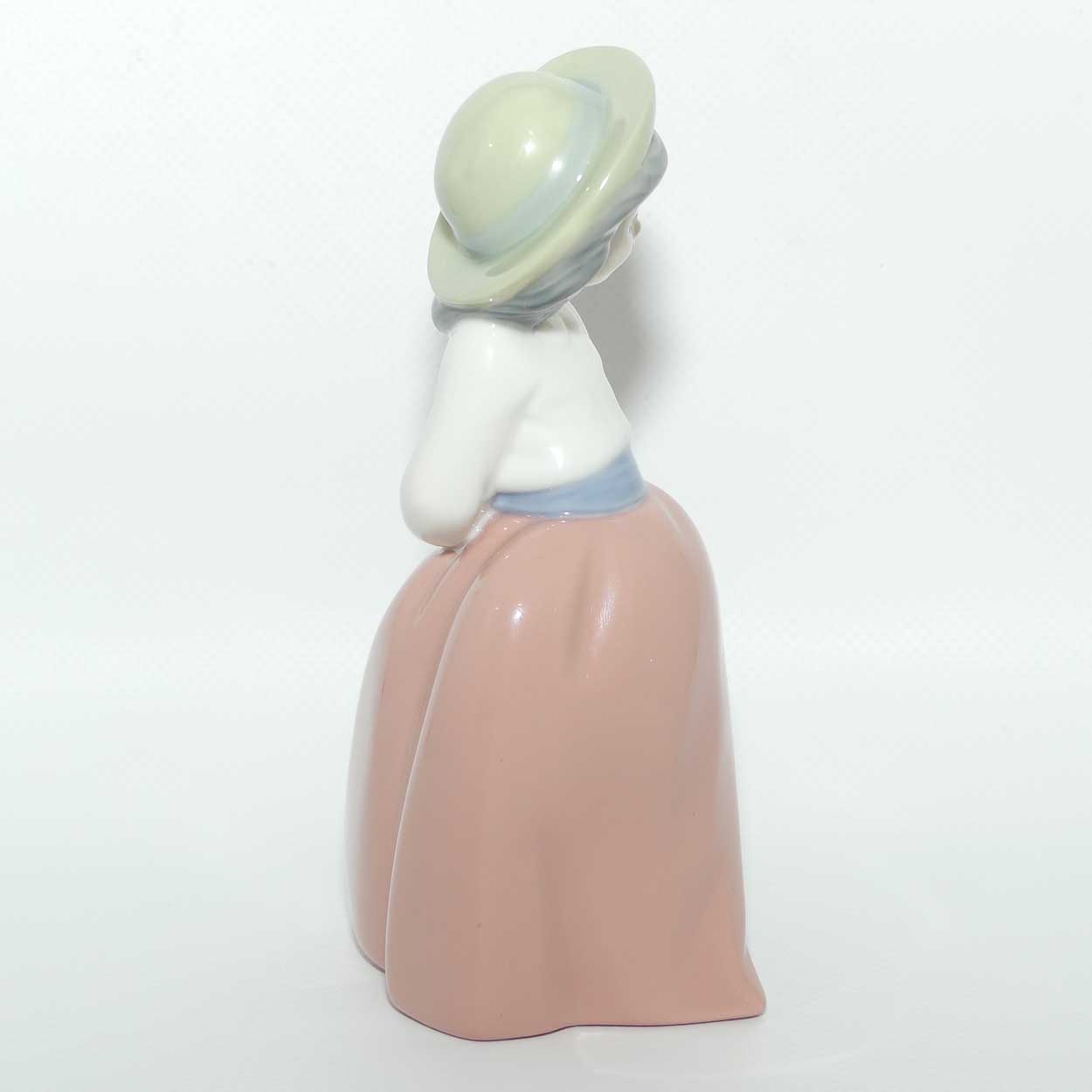 Nao by Lladro figure Girl on a Placid Walk | #1291