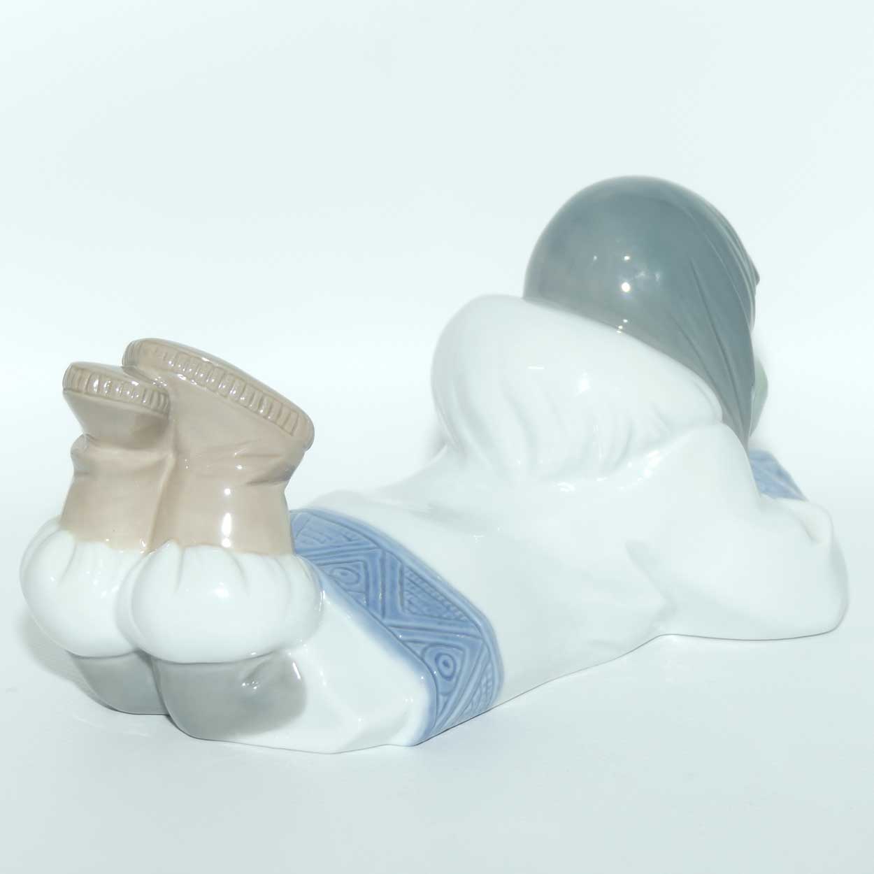 Nao by Lladro figure Dreaming on Ice | #1298 | Gloss