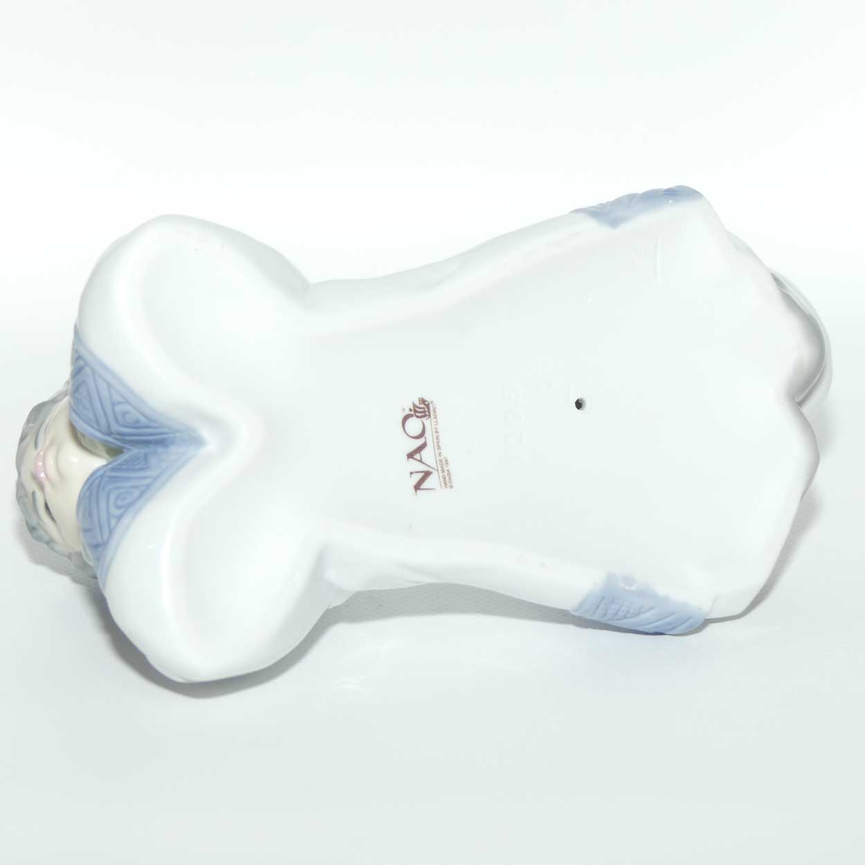 Nao by Lladro figure Dreaming on Ice | #1298 | Gloss