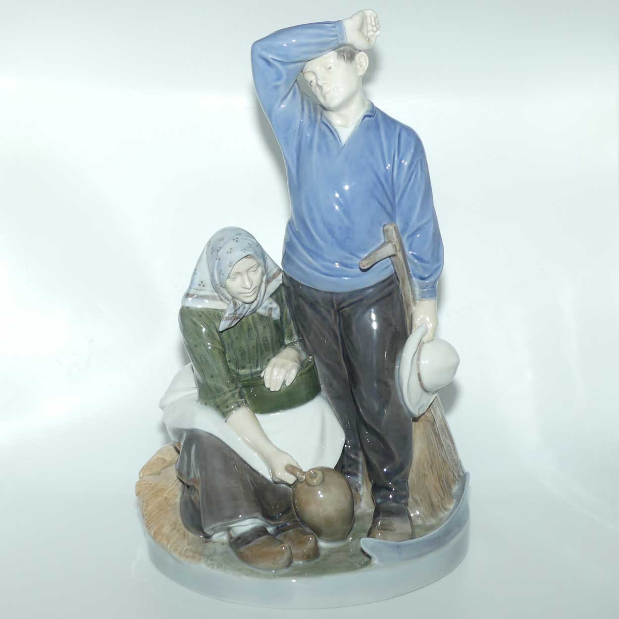 Royal Copenhagen figure 1352 | Taking a Rest from Harvest