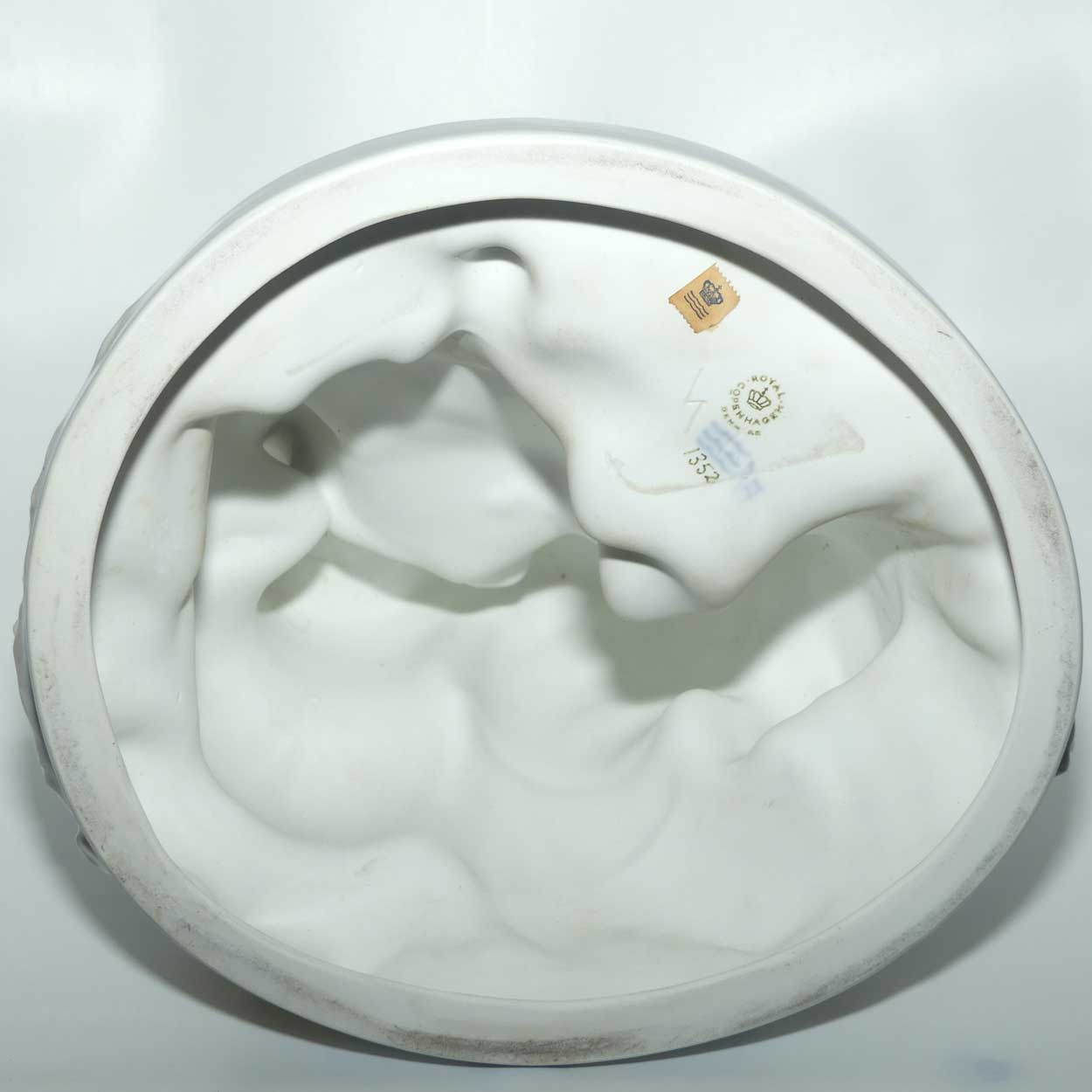 Royal Copenhagen figure 1352 | Taking a Rest from Harvest