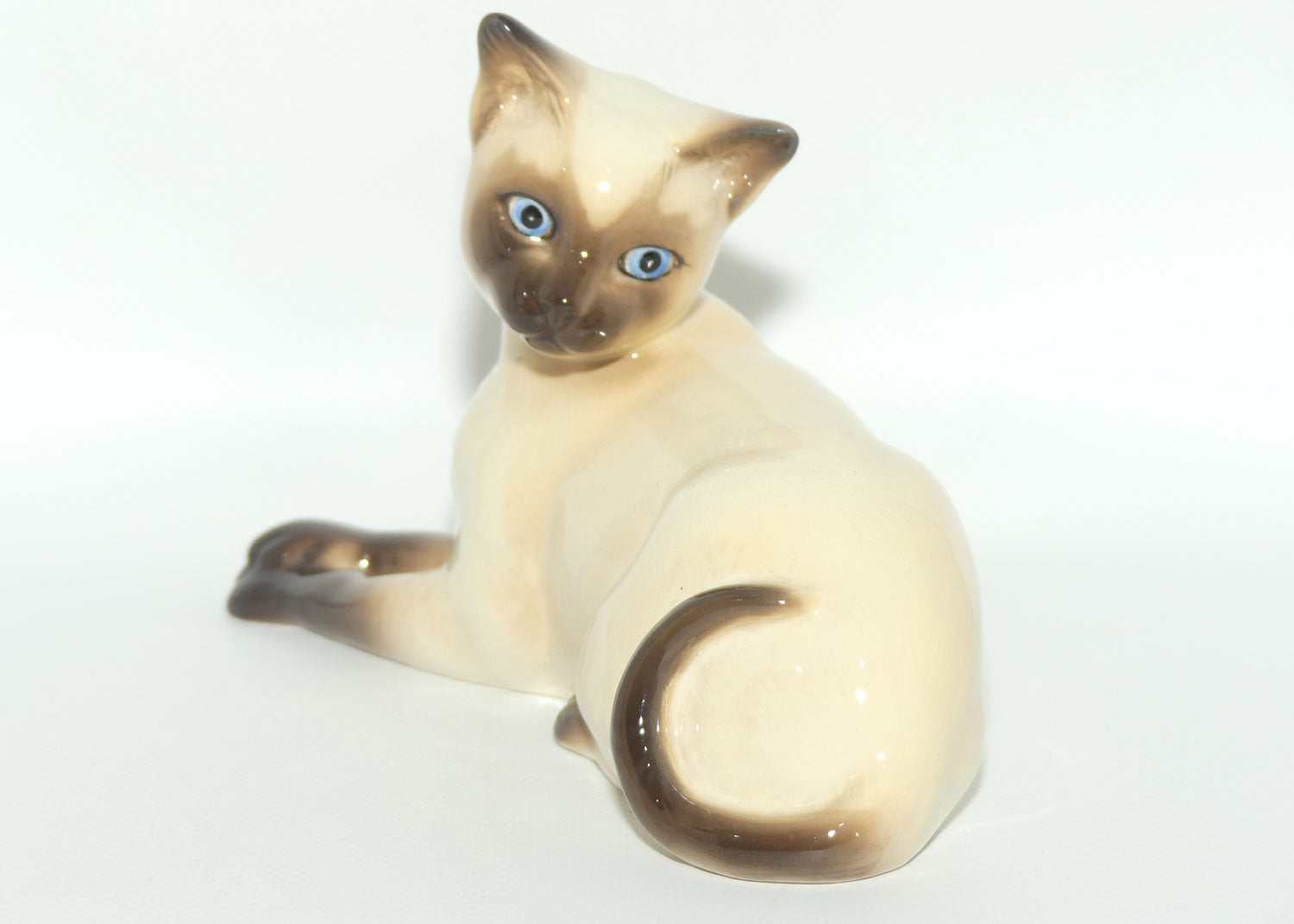 #1558 Beswick Siamese Cat | Chocolate Point Gloss | Lying, Facing Left | First Version