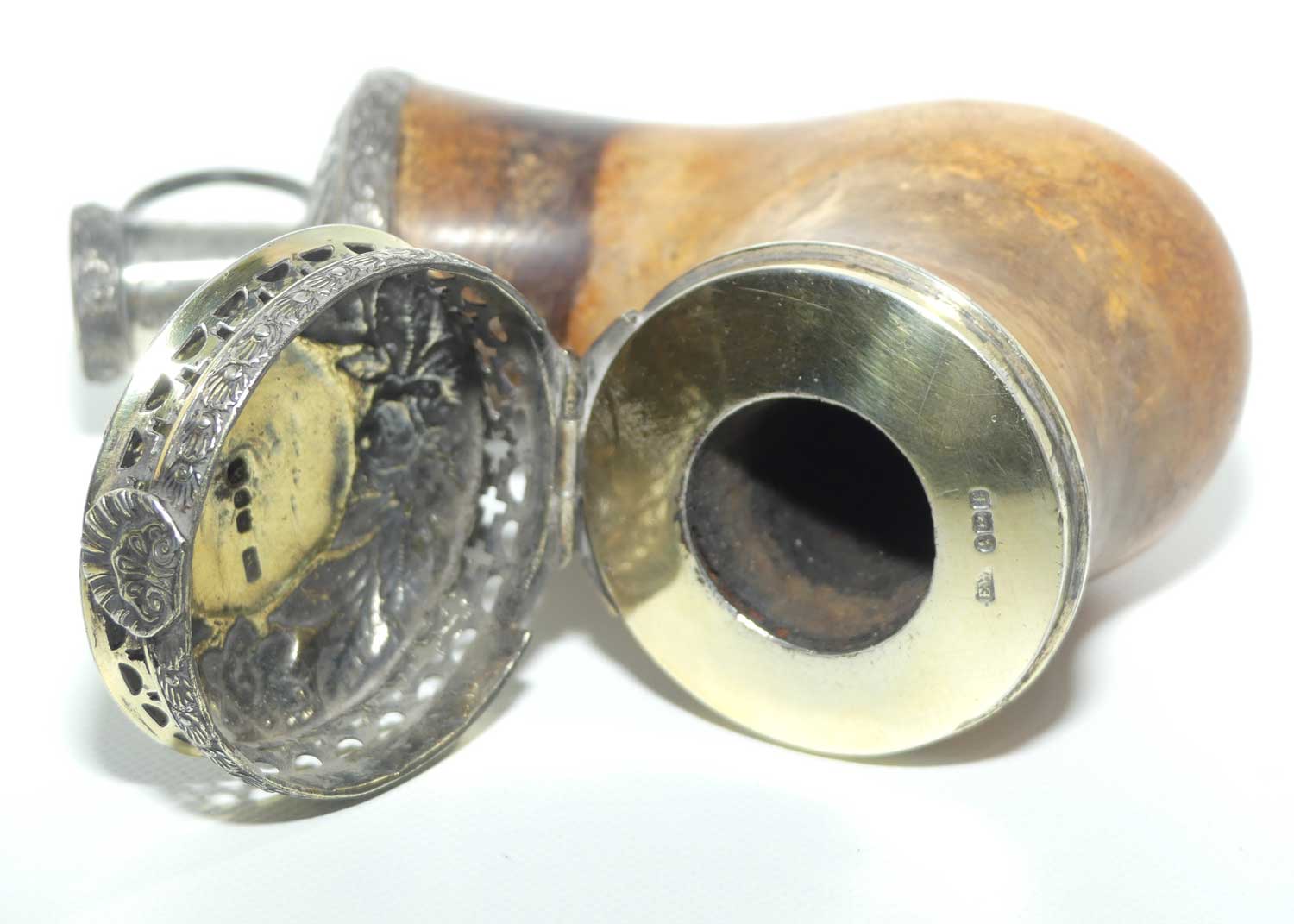Antique Meerschaum Pipe | Kalmasch Pipe bowl with Sterling Silver Gilt embossed lid, reticulated grille and fittings | London 1821