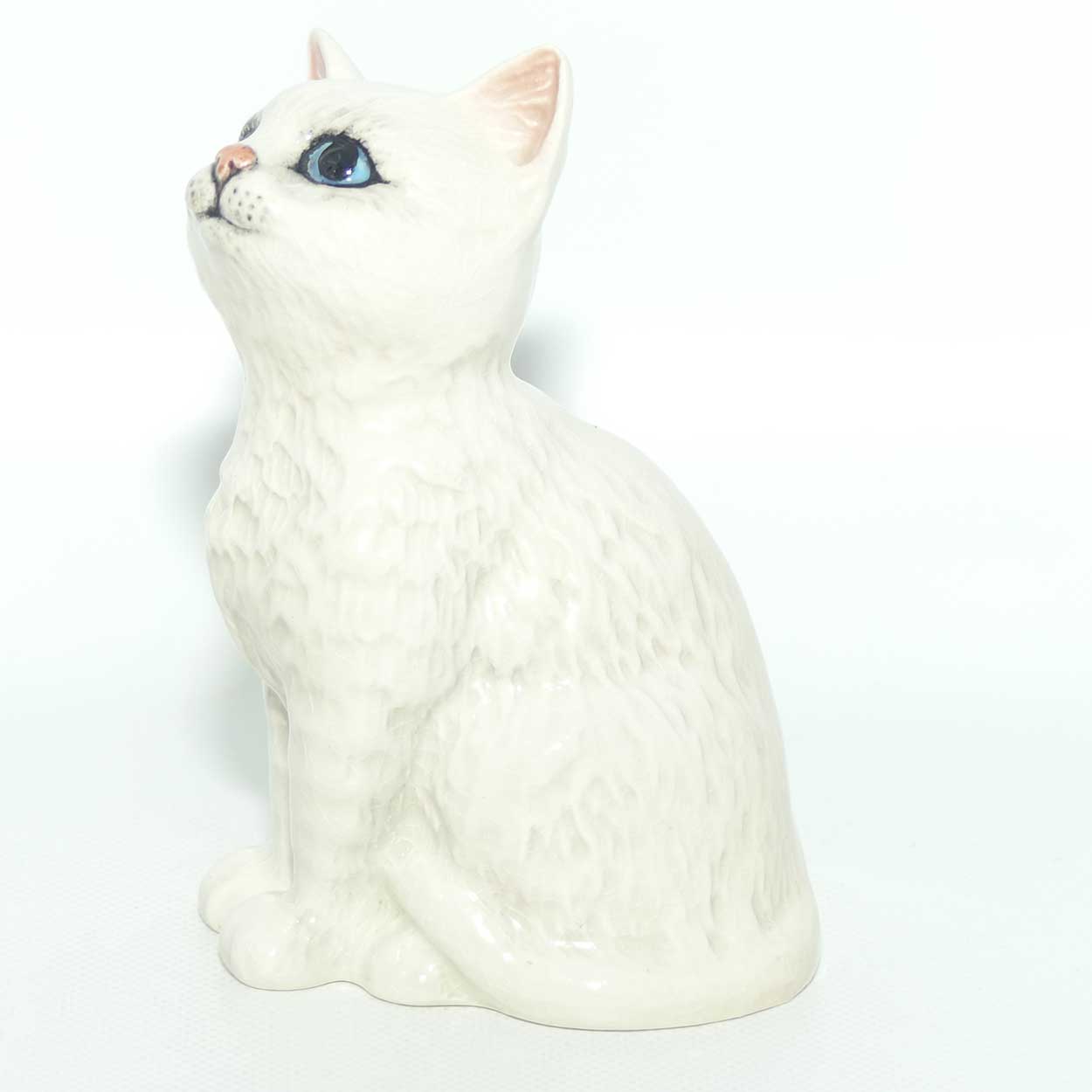 #1886 Beswick Persian Kitten | Seated | Looking Up | White with Blue Eyes