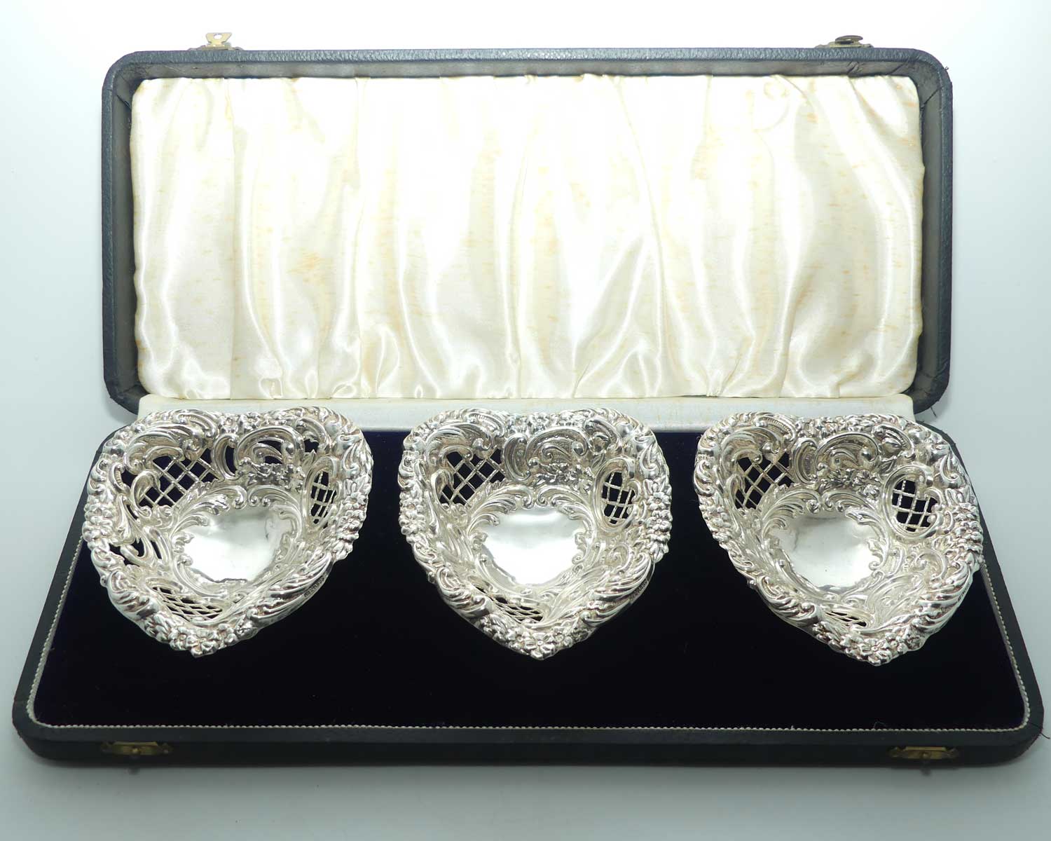 Boxed set of 3 Sterling Silver bon bon dishes | Chester 1894 | 160.3gms