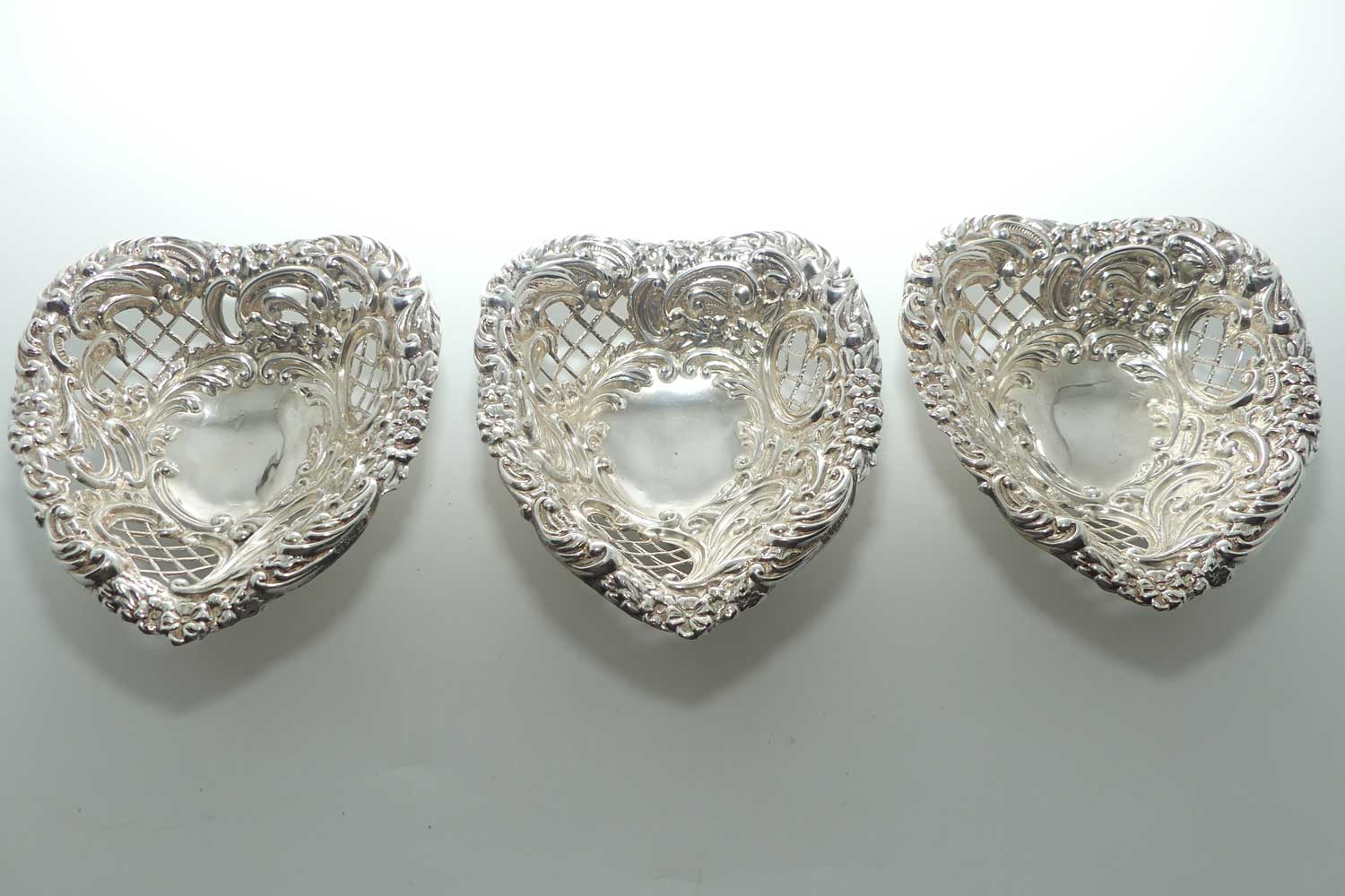 Boxed set of 3 Sterling Silver bon bon dishes | Chester 1894 | 160.3gms