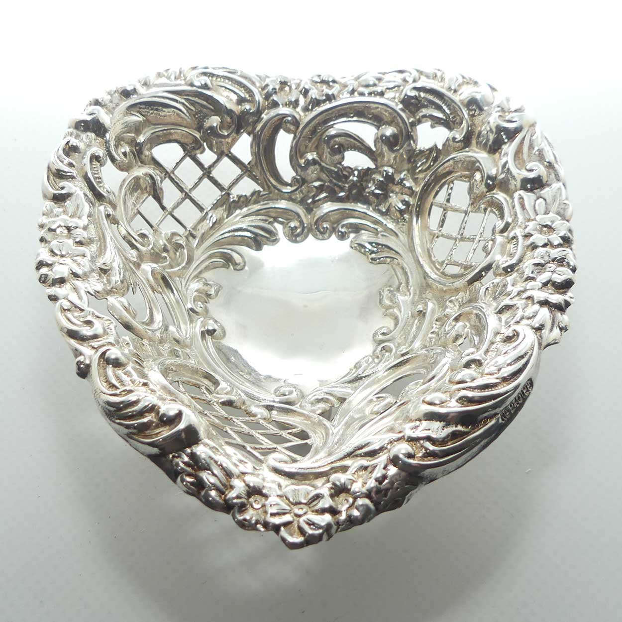 Boxed set of 3 Sterling Silver bon bon dishes | Chester 1894 | 160.3gms