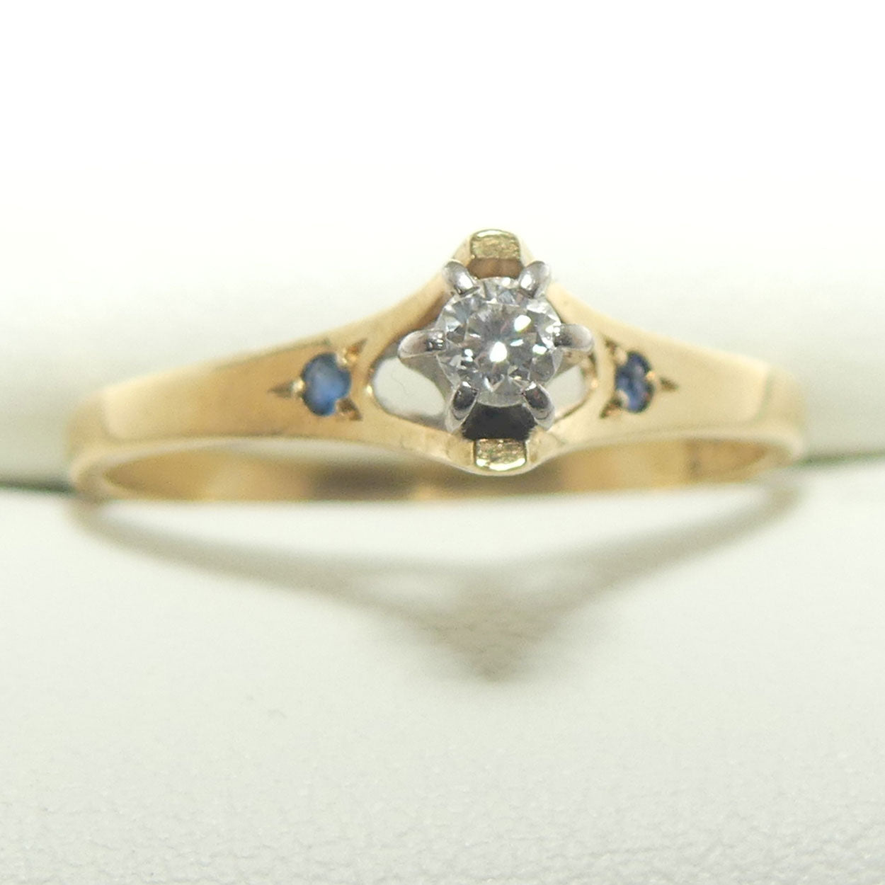 18ct Yellow and White Gold Diamond and 2 Sapphire ring | Valued $2700