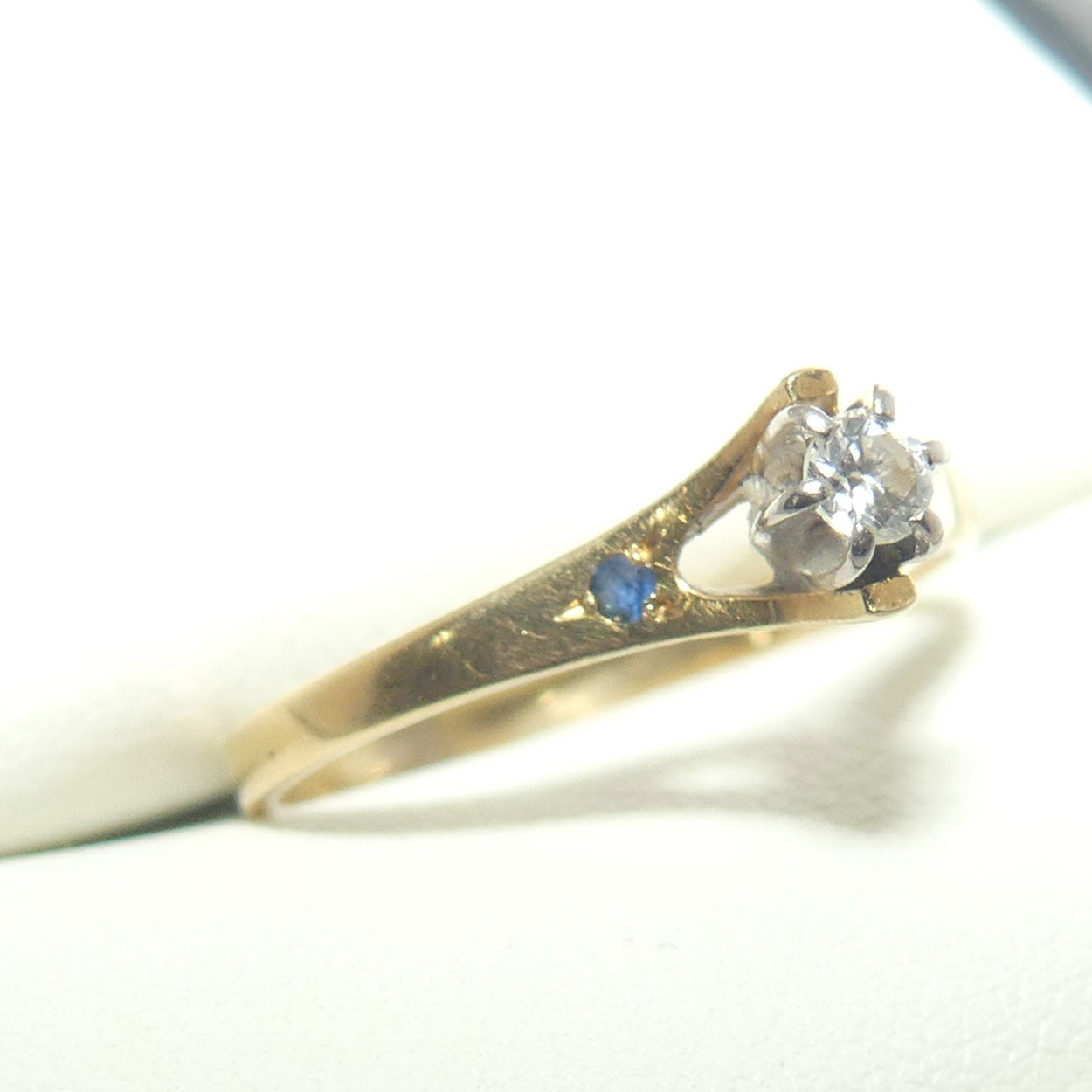 18ct Yellow and White Gold Diamond and 2 Sapphire ring | Valued $2700