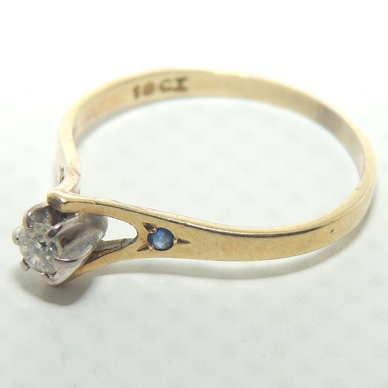 18ct Yellow and White Gold Diamond and 2 Sapphire ring | Valued $2700