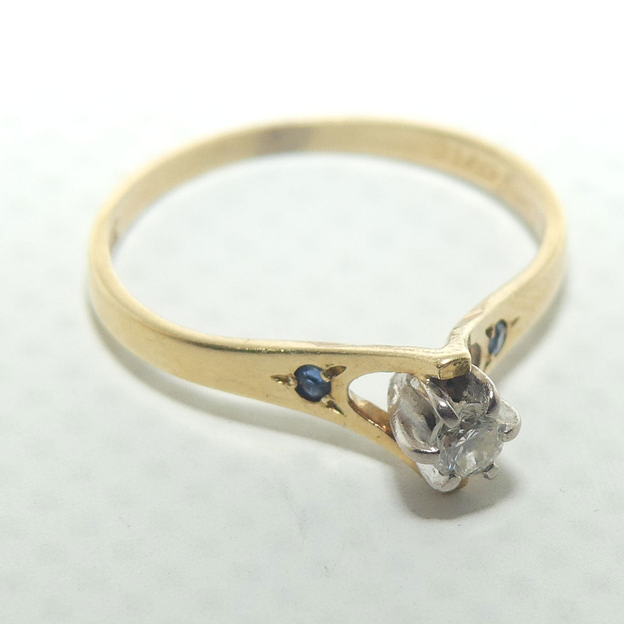 18ct Yellow and White Gold Diamond and 2 Sapphire ring | Valued $2700